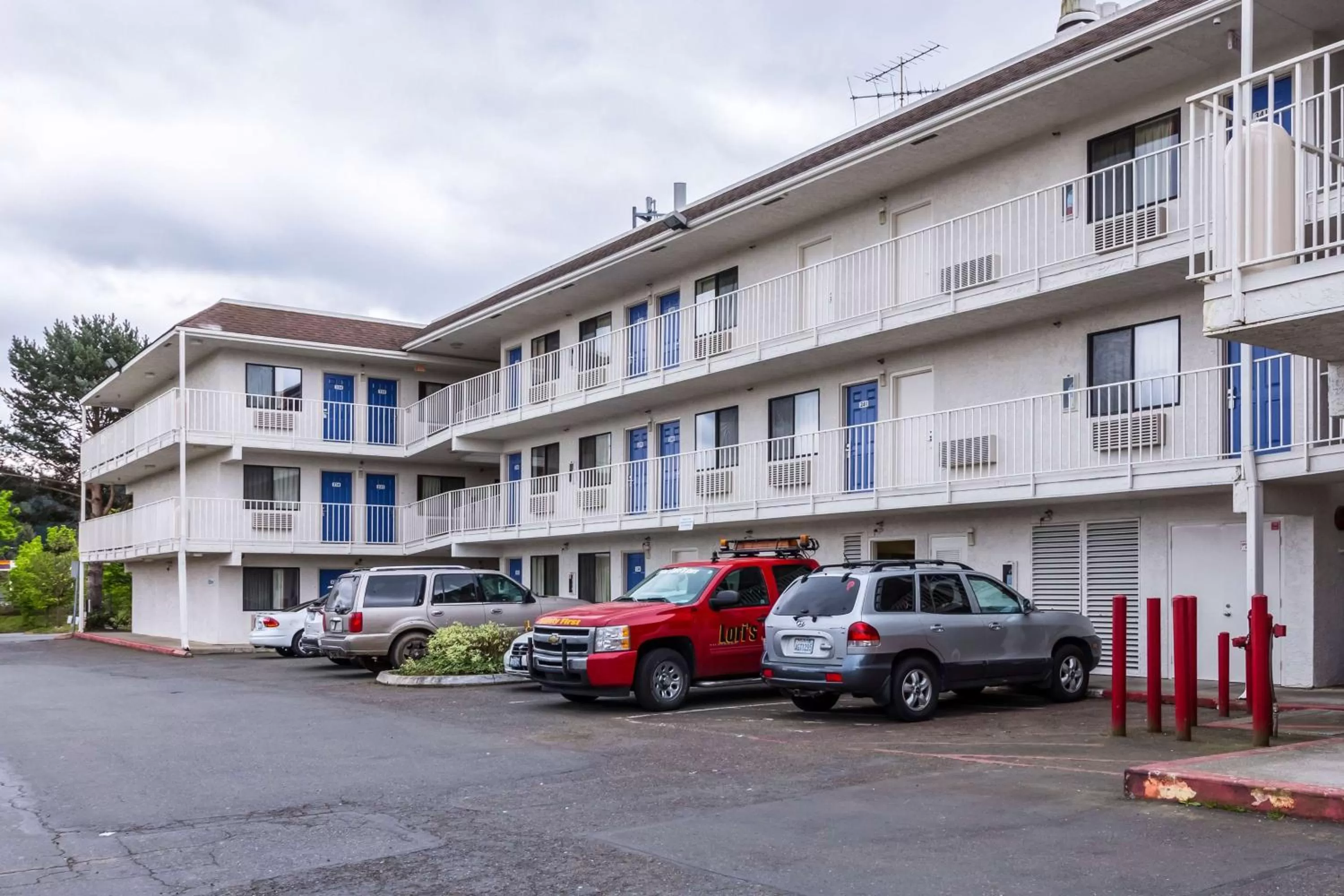 Property building in Motel 6-Kirkland, WA - North Kirkland
