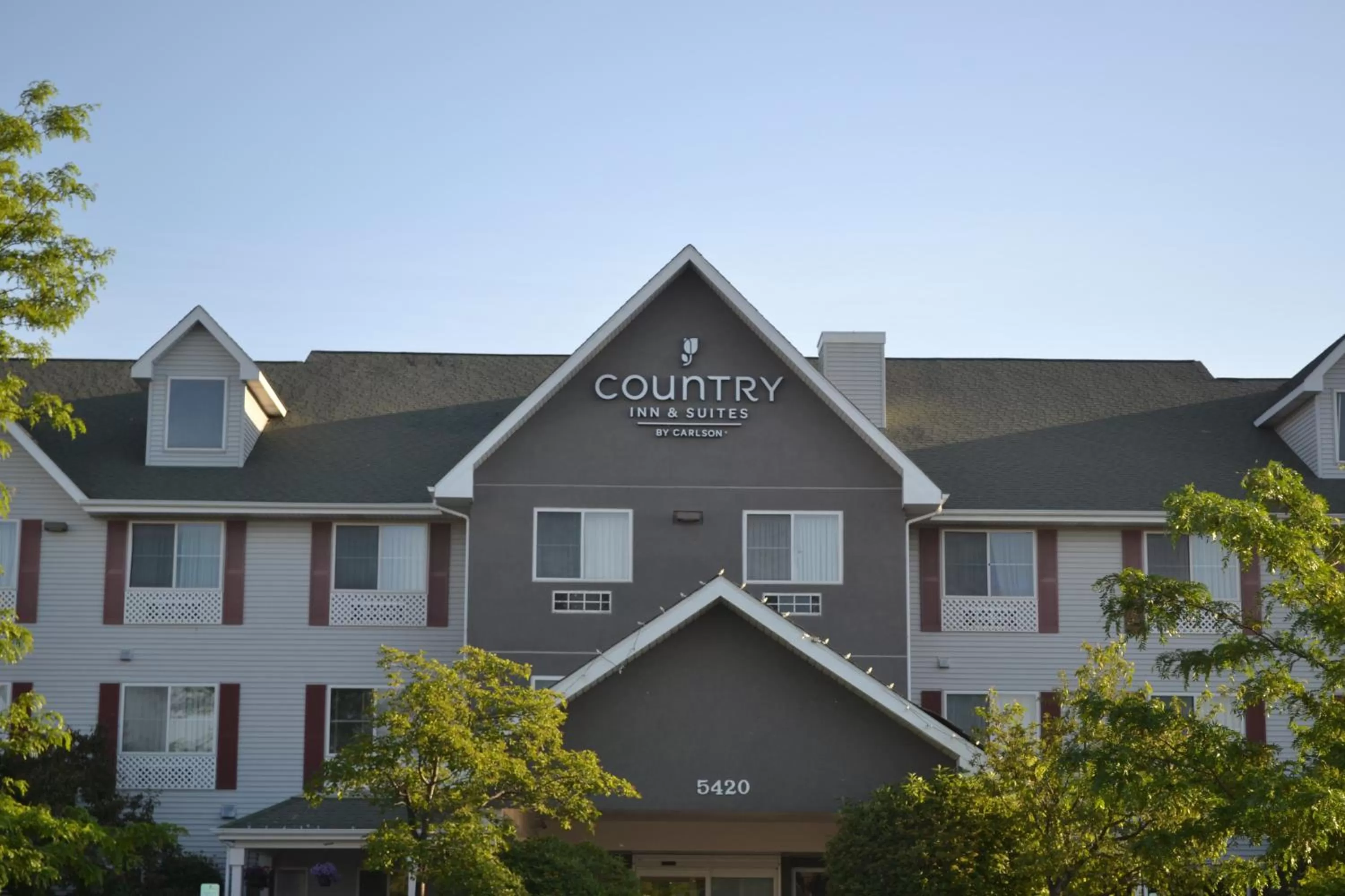 Property building in Country Inn & Suites by Radisson, Gurnee, IL