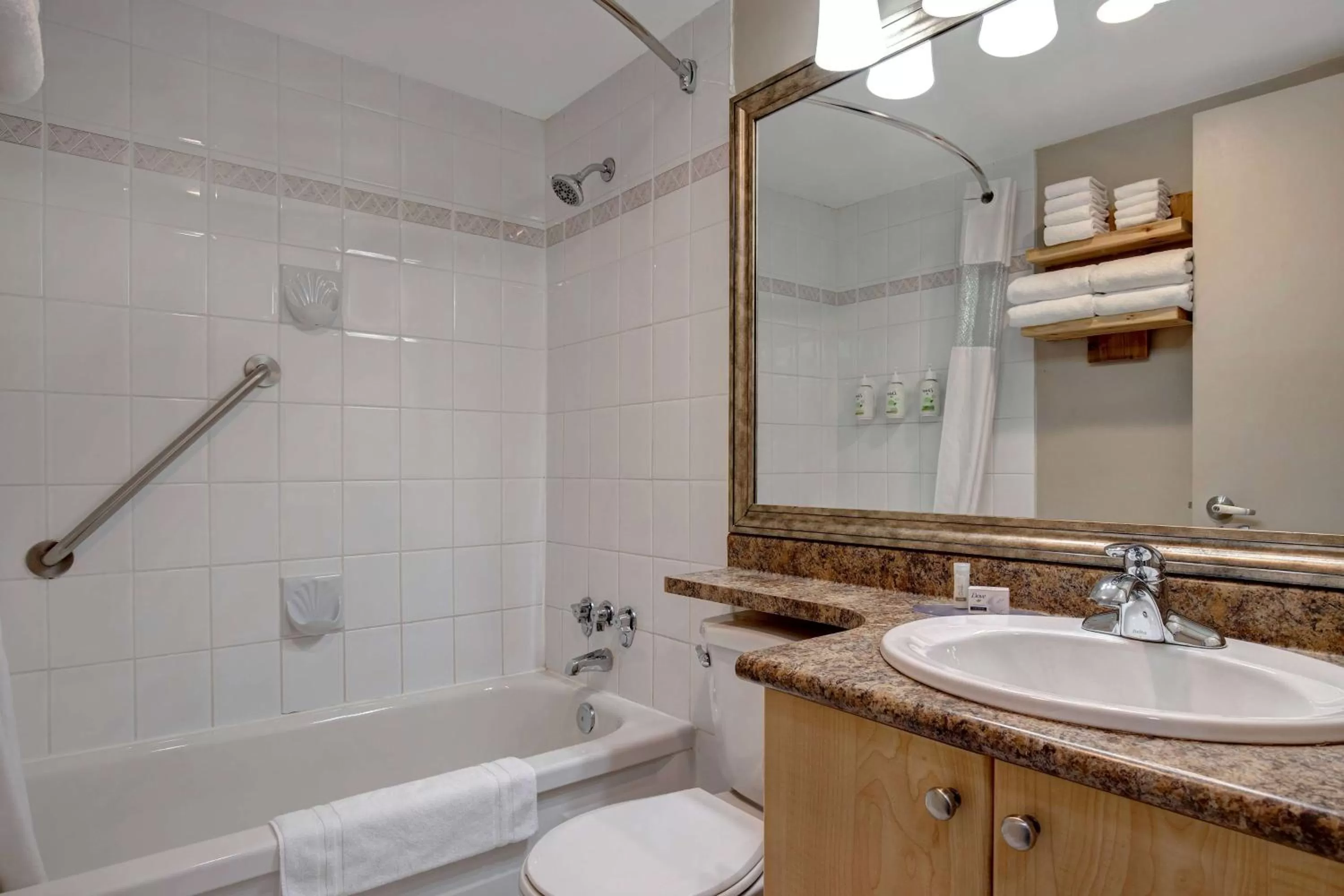 TV and multimedia in Days Inn by Wyndham Victoria Uptown