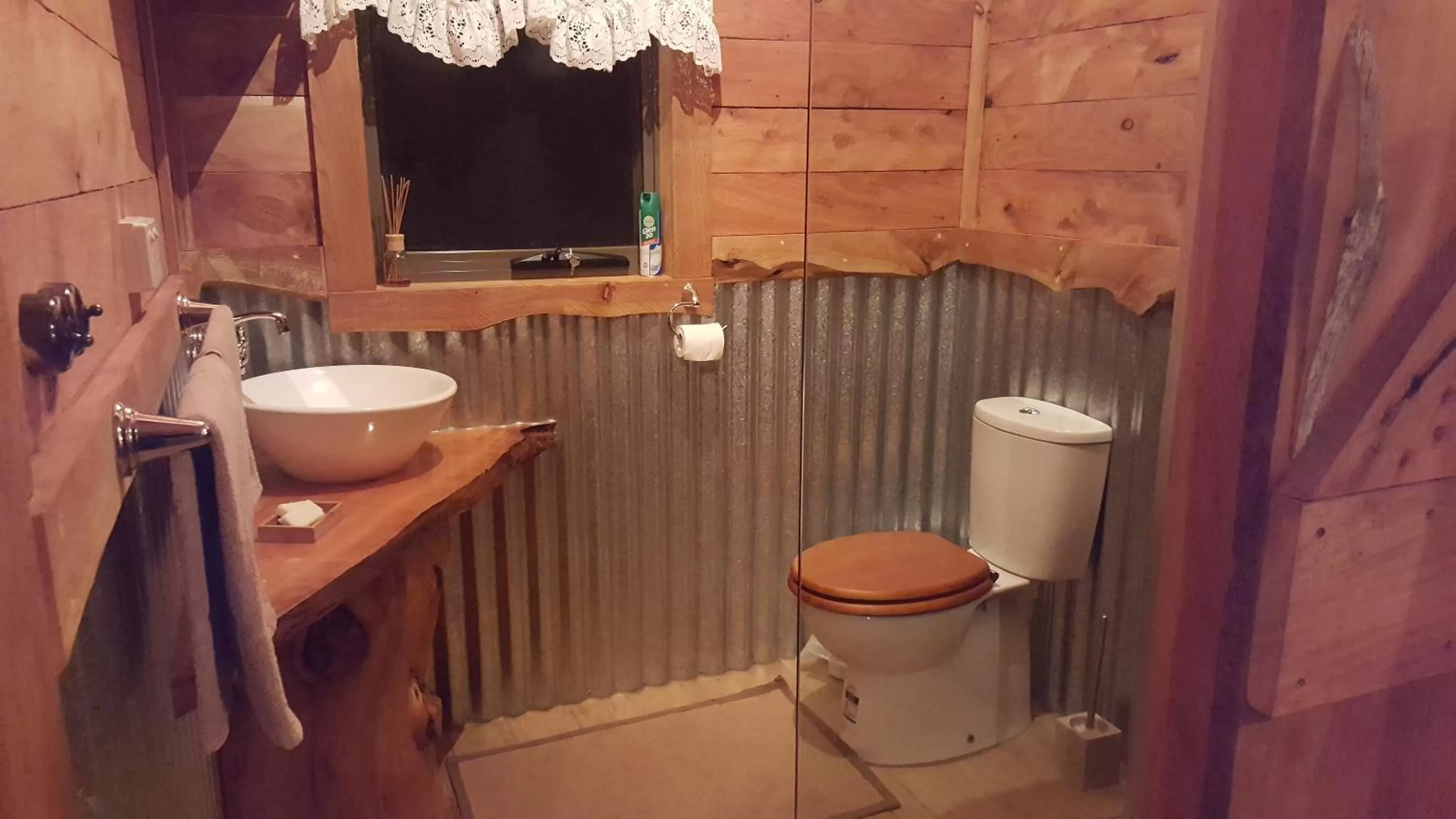 Bathroom in Rustic Hut Bush Retreat