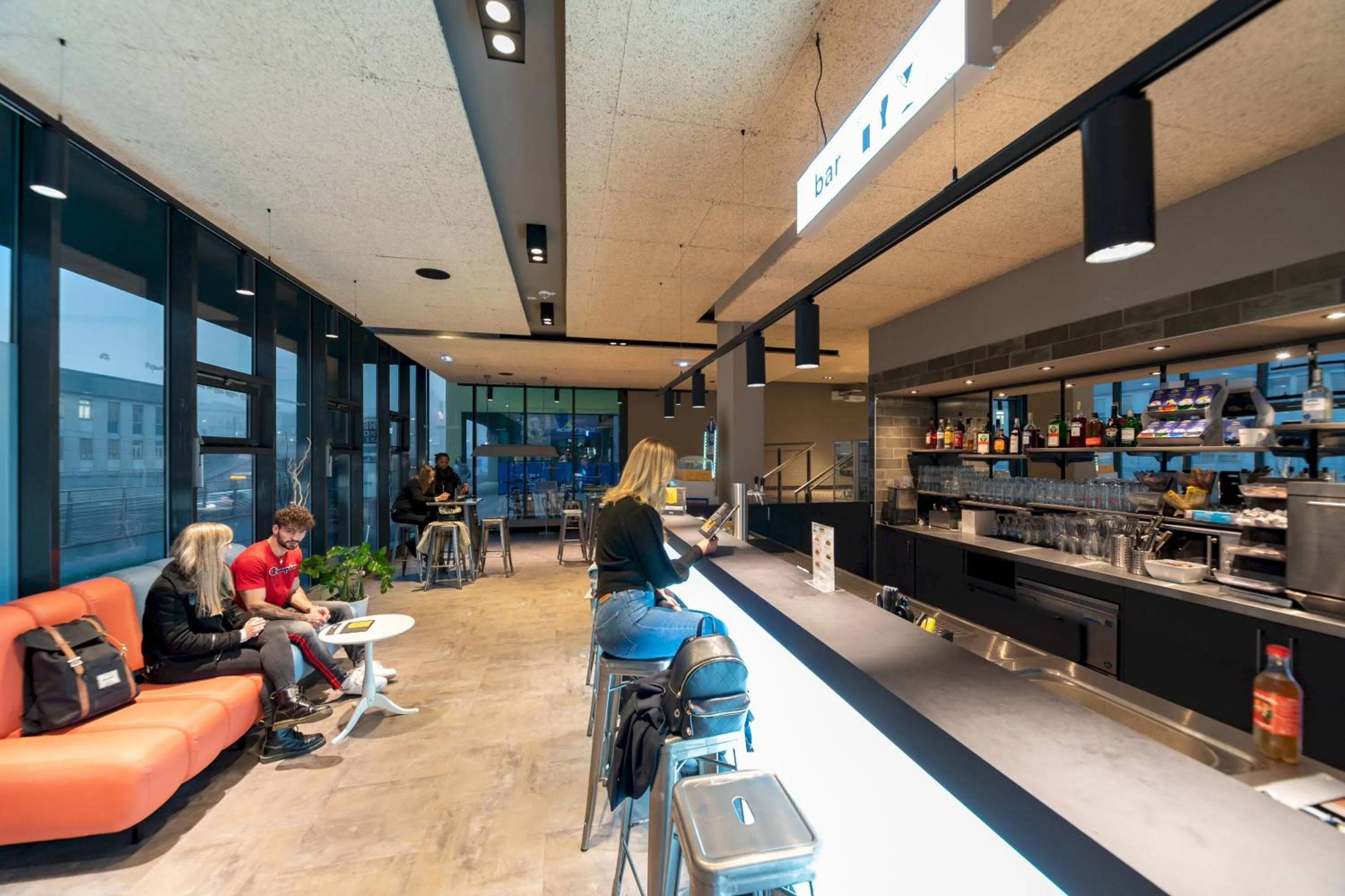 Lounge or bar in a&o Graz Hauptbahnhof