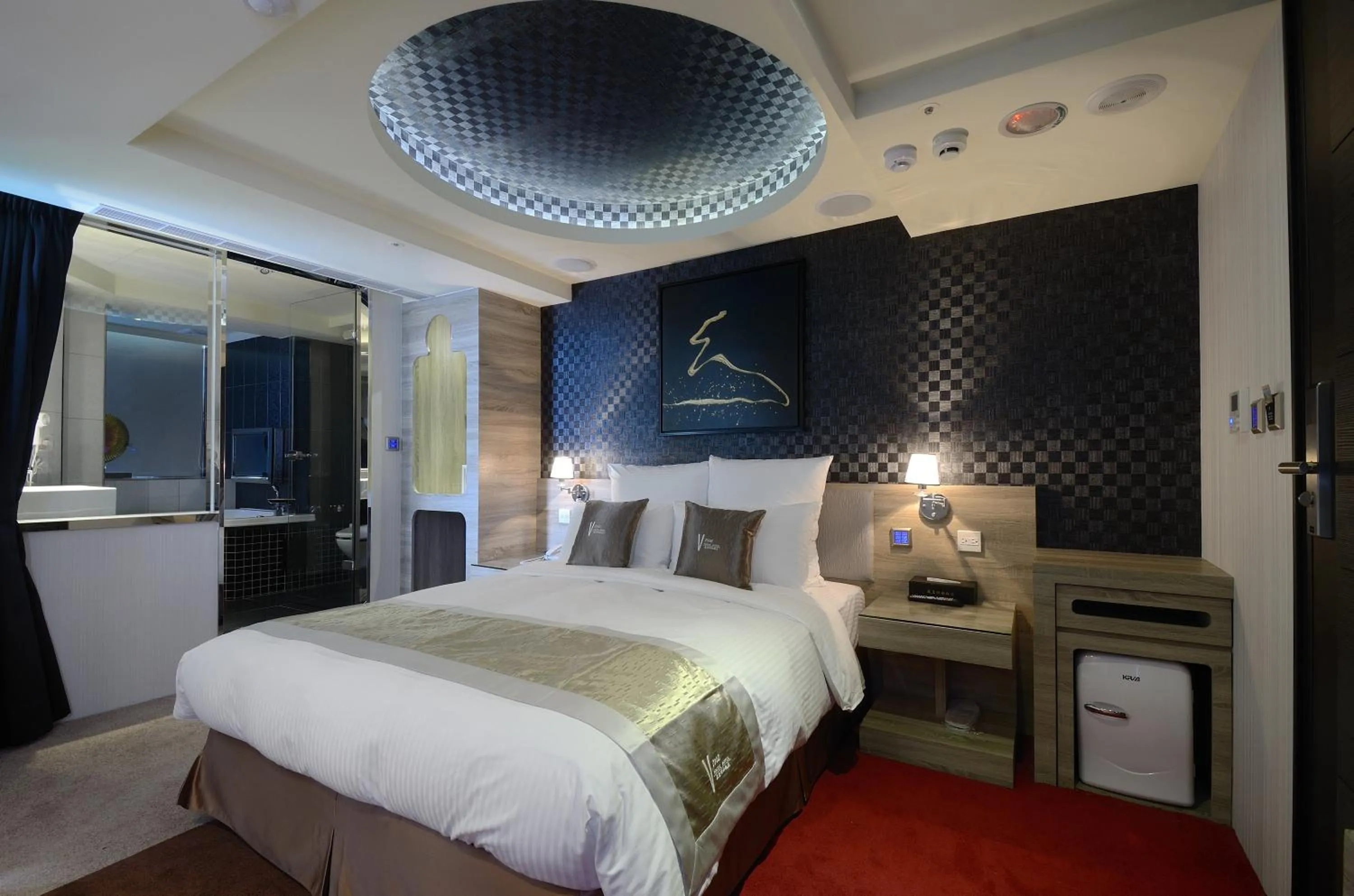 Photo of the whole room, Bed in V-one Vogue Hotel
