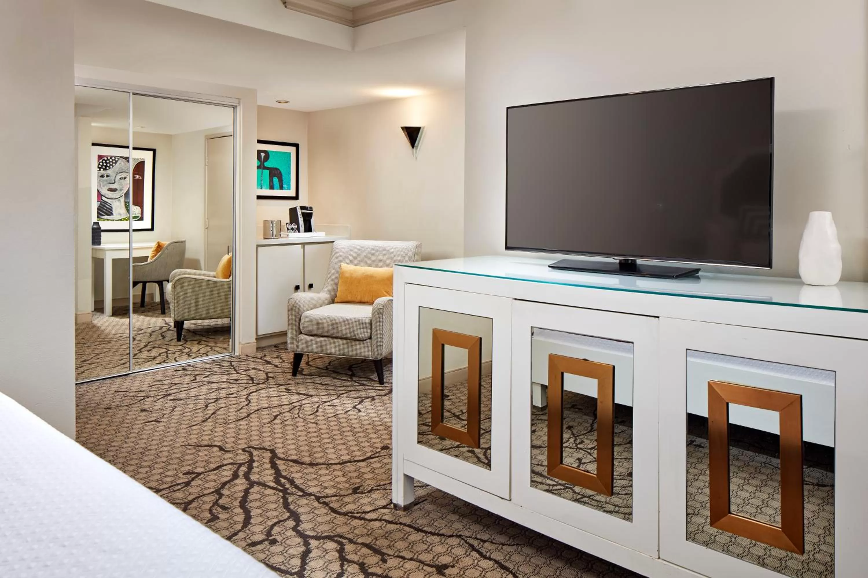 TV and multimedia in Carlyle Inn