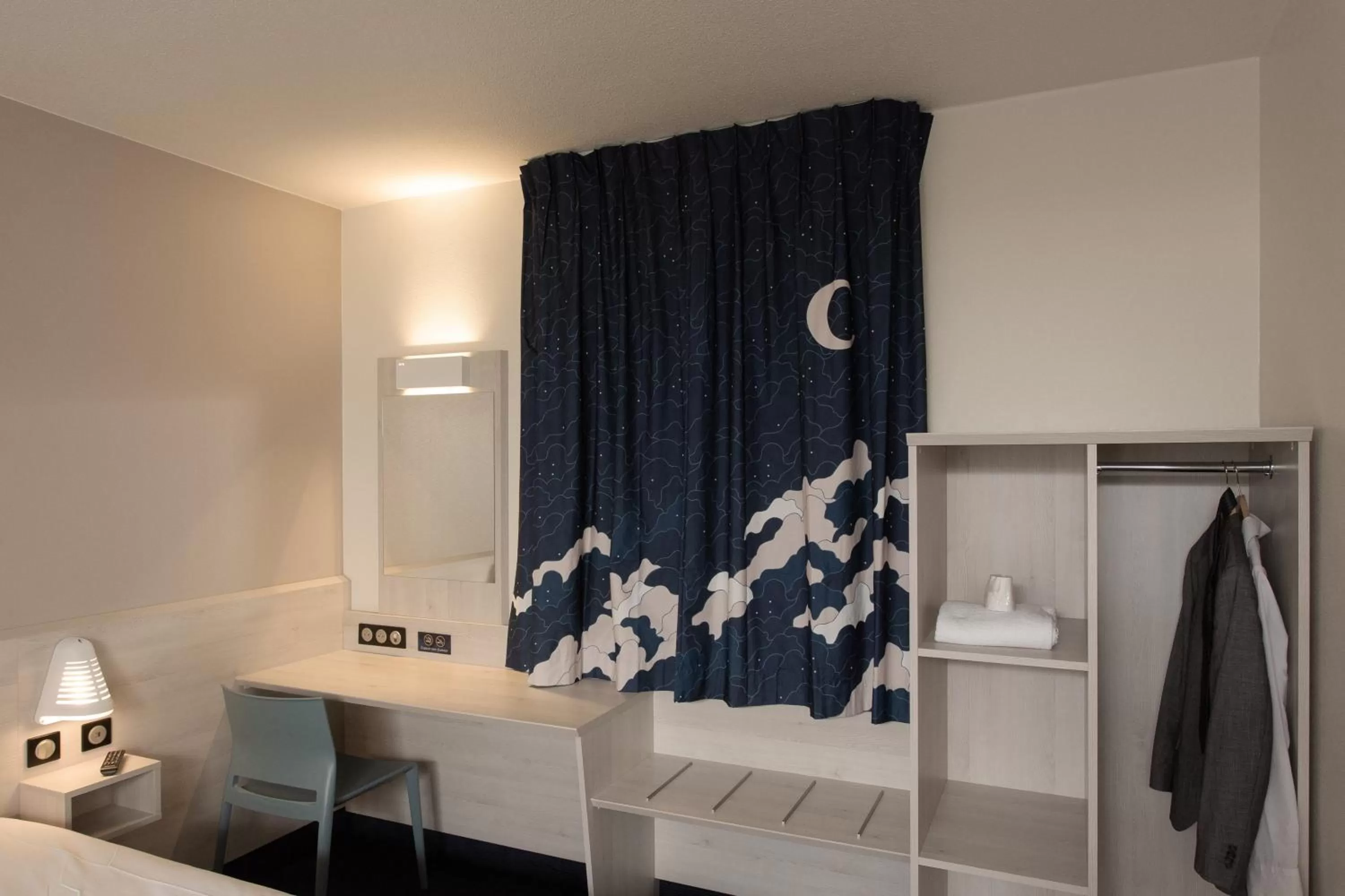 hair dresser in ACE Hôtel Lyon Vénissieux Parc des Expositions