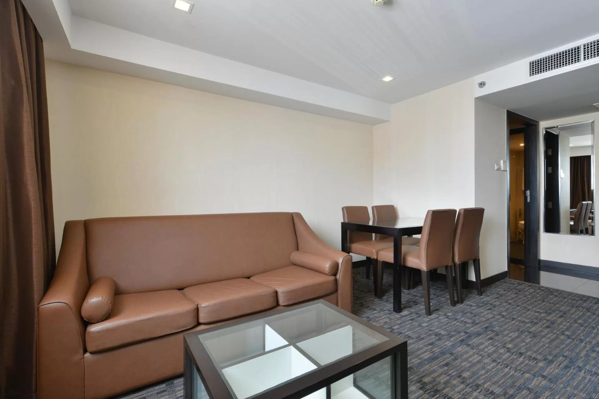 Living room in Hotel Royal Bangkok