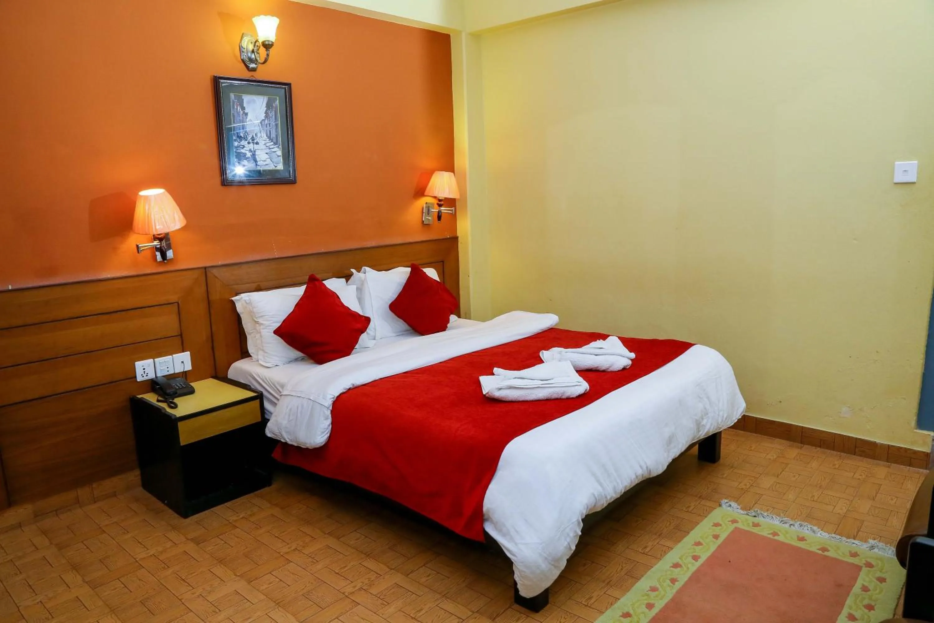 Bed in Hotel Silver Oaks Inn