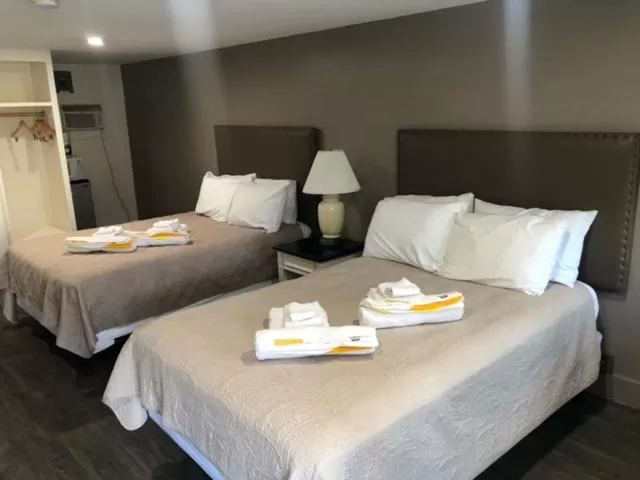 Bed in Herring Run Motel and Tiny Cabins