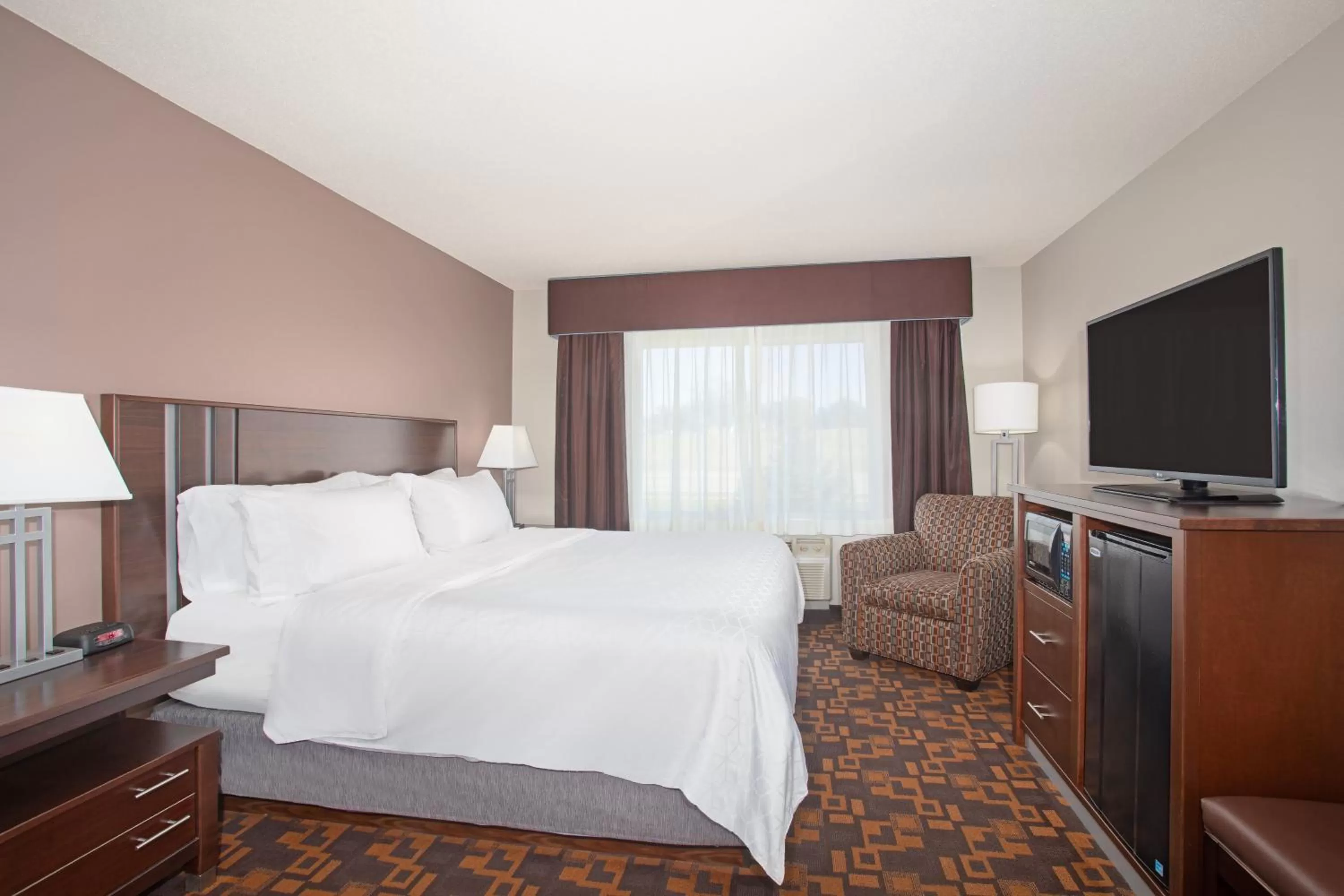 Photo of the whole room, Bed in Holiday Inn Express & Suites Yankton by IHG