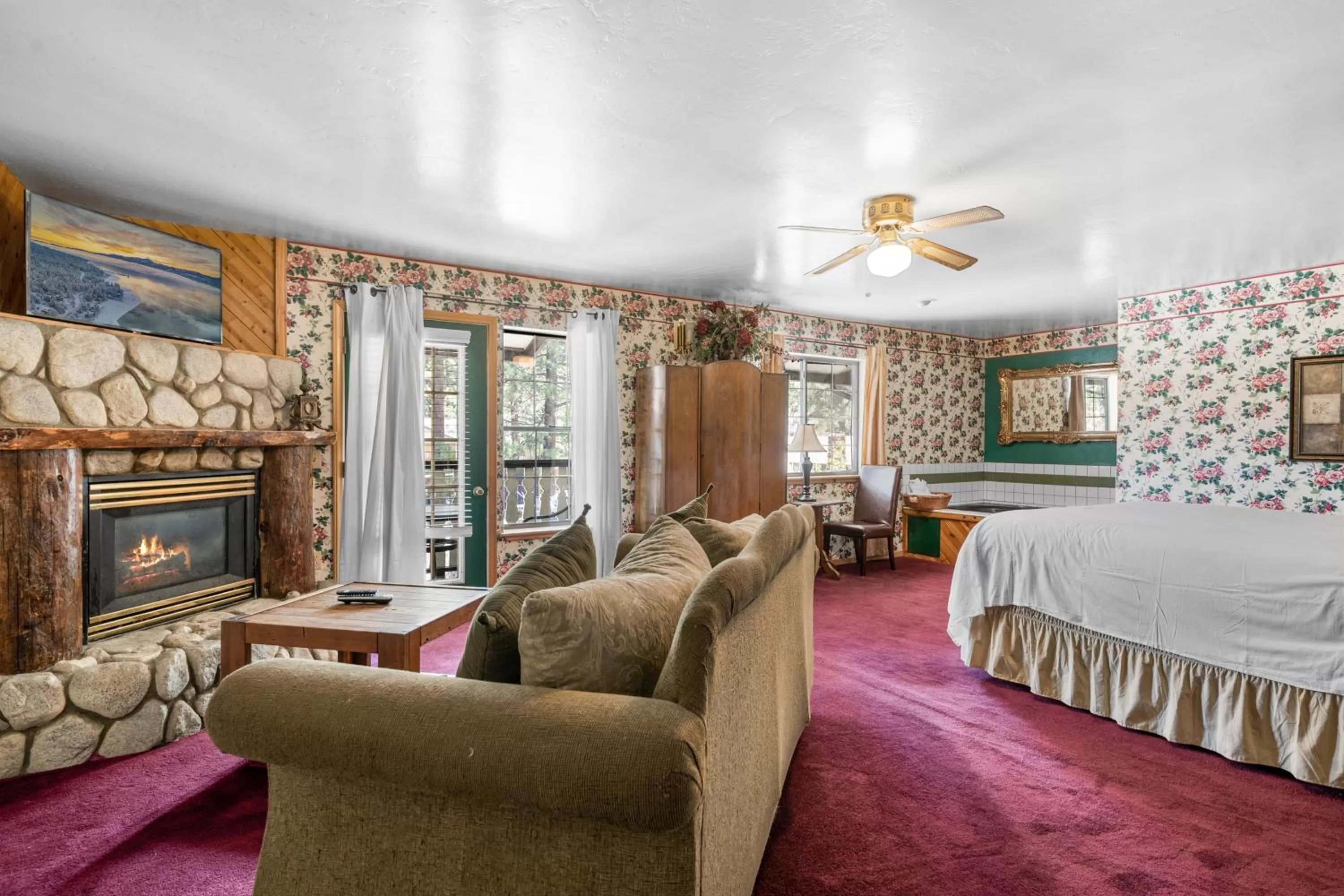 Photo of the whole room, Bed in Black Forest Lodge