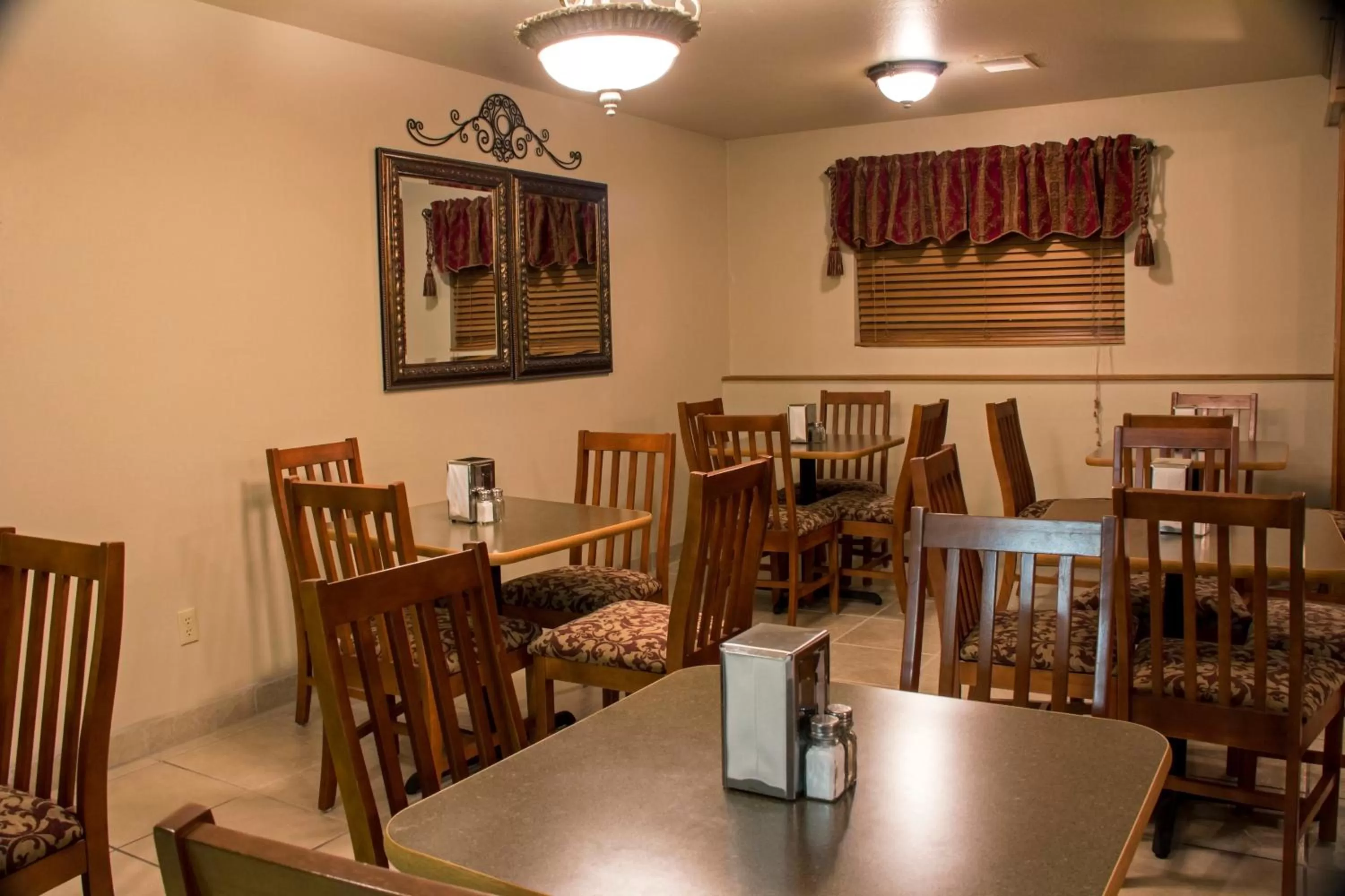 Restaurant/places to eat in All American Inn & Suites Branson