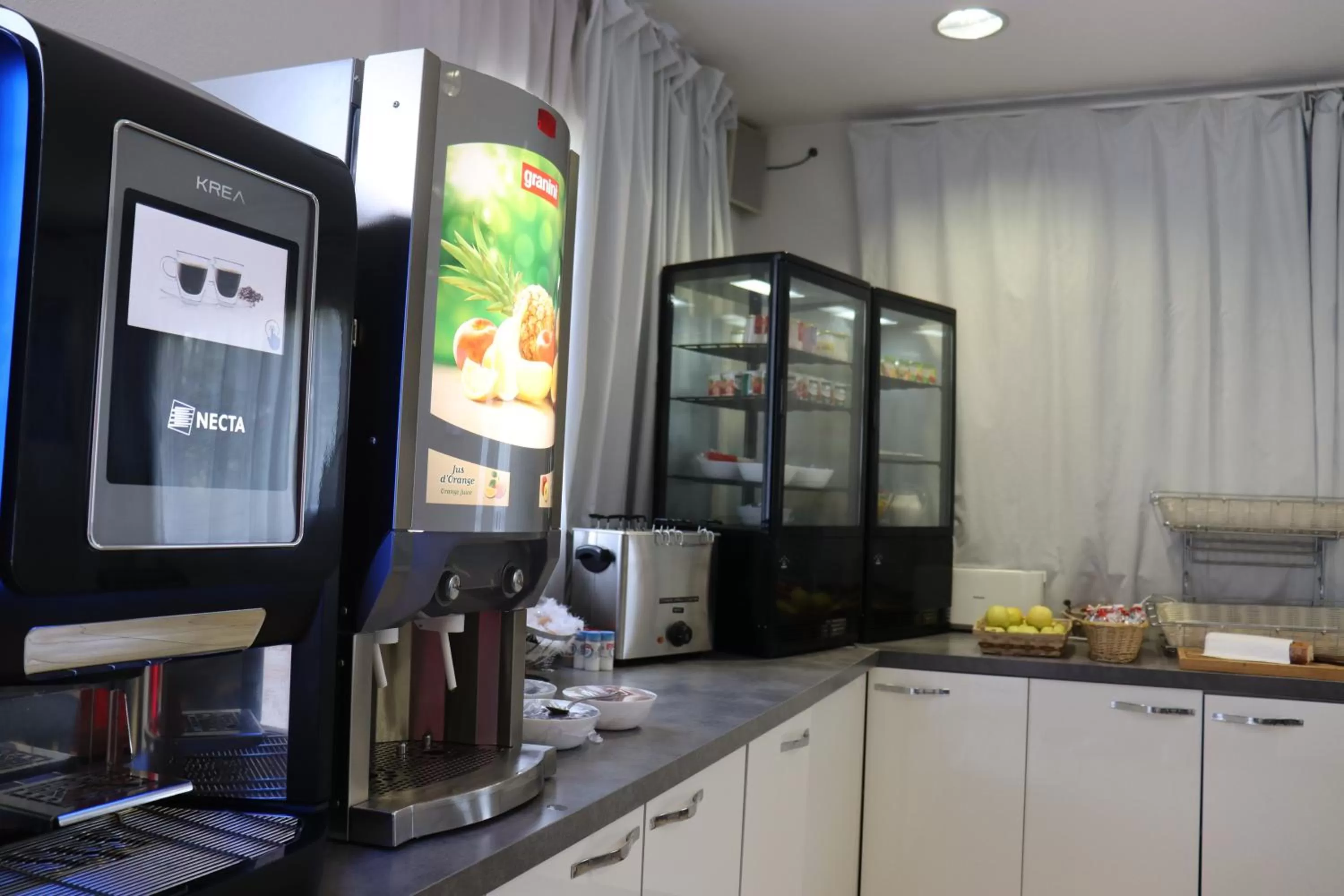 Food and drinks in Hôtel Lémand Lyon Est - Villefontaine