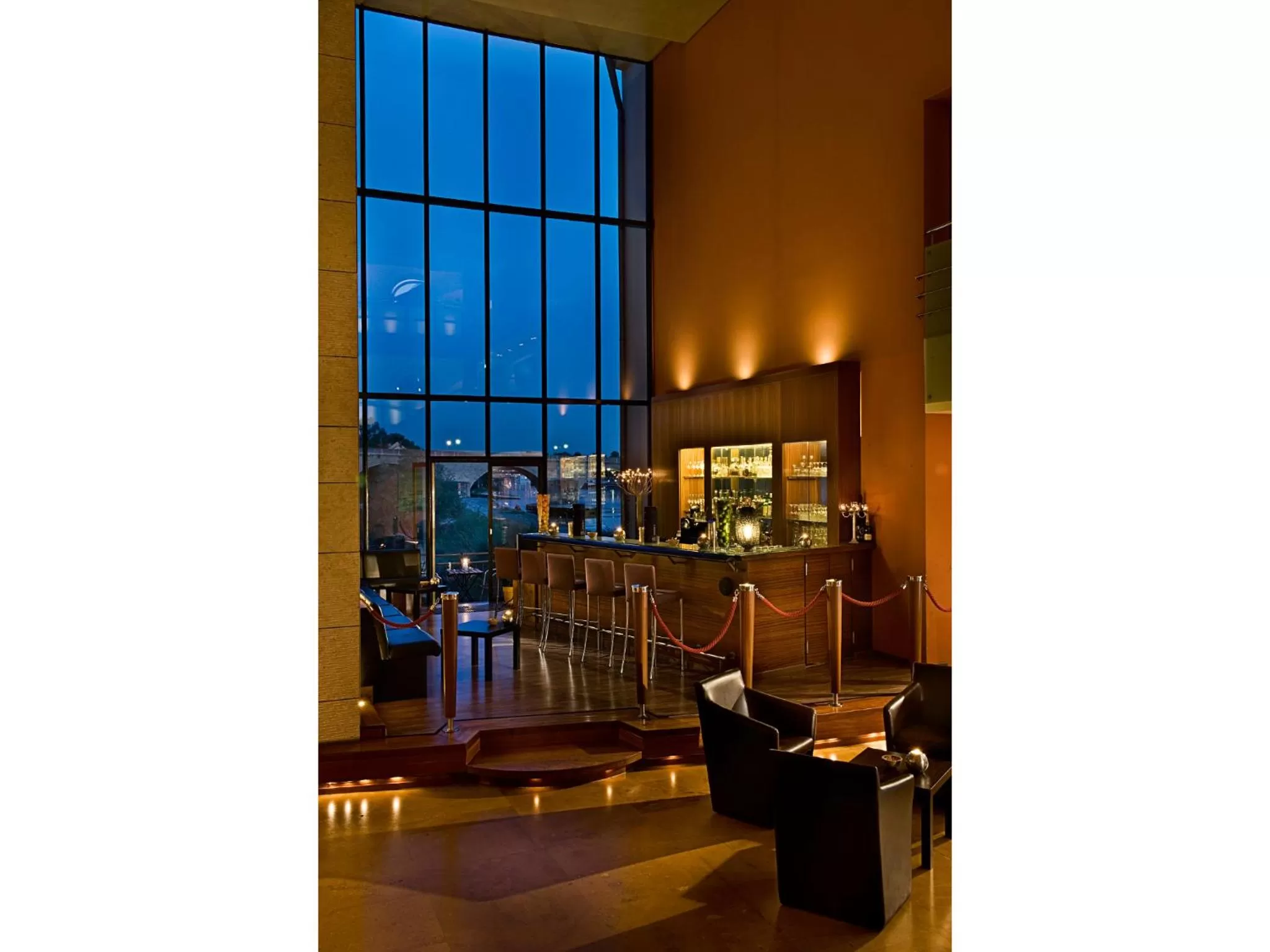 Lounge or bar in SORAT Insel-Hotel Regensburg