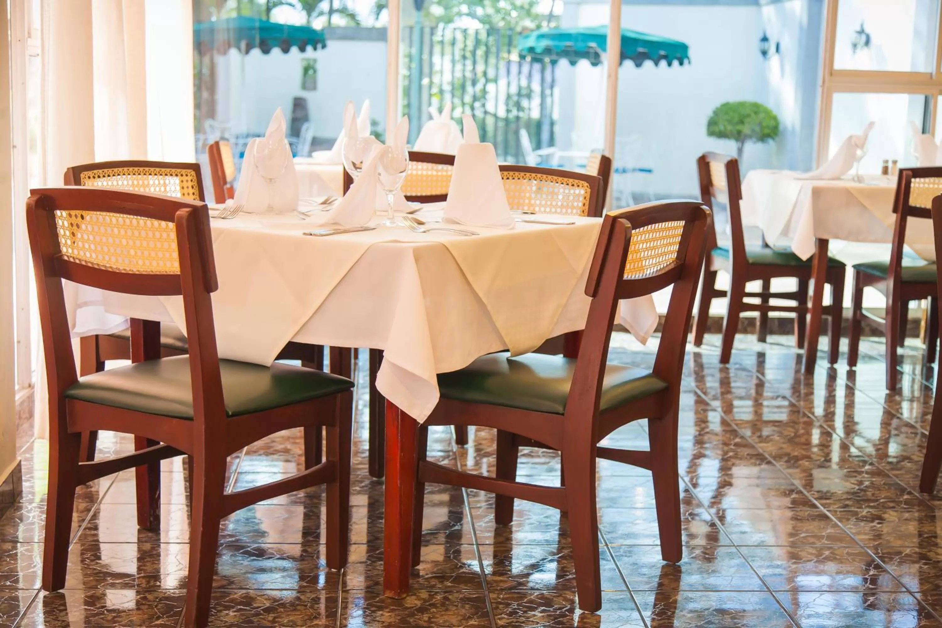 Restaurant/Places to Eat in Hotel Estrella