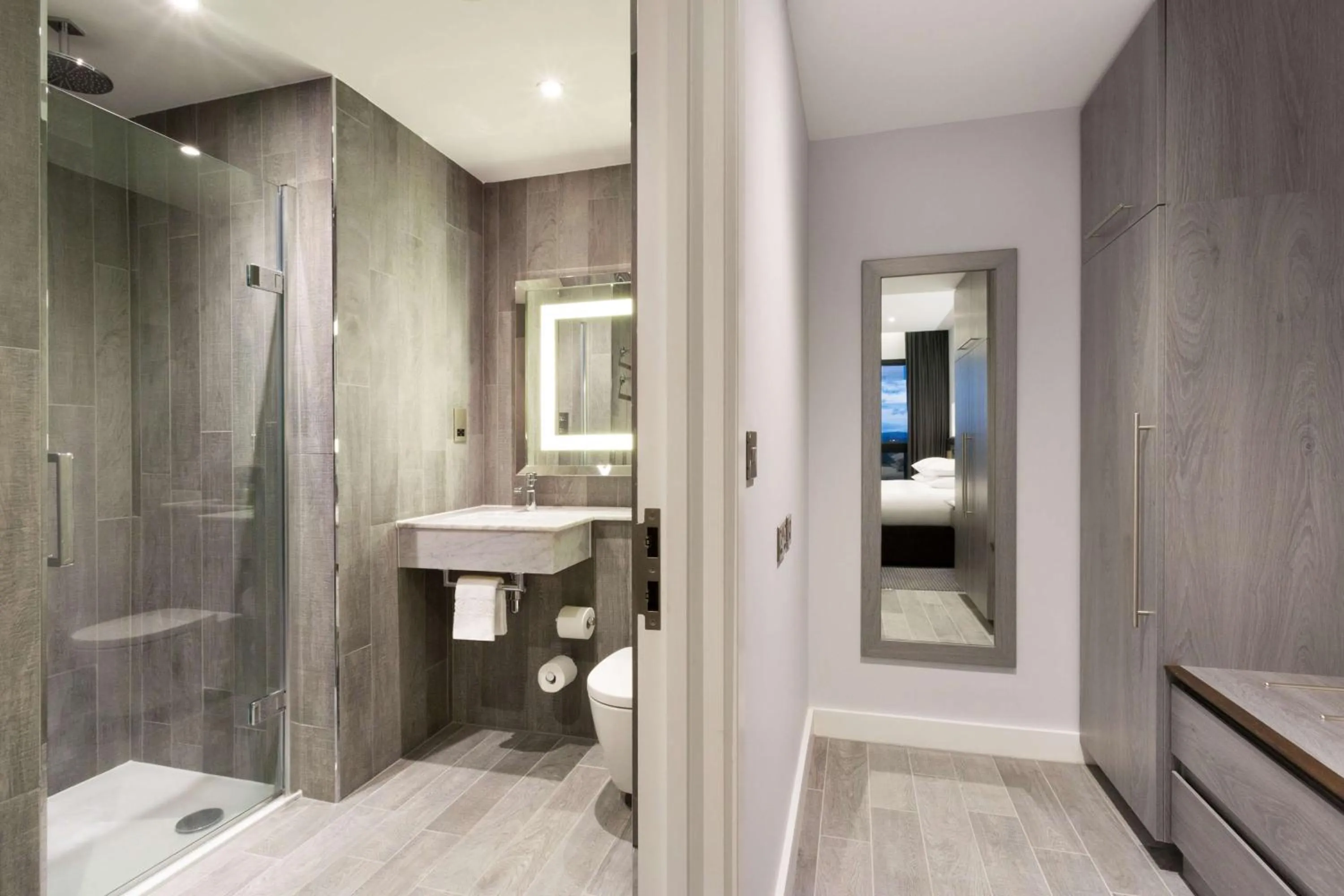 Bathroom in DoubleTree by Hilton Edinburgh - Queensferry Crossing