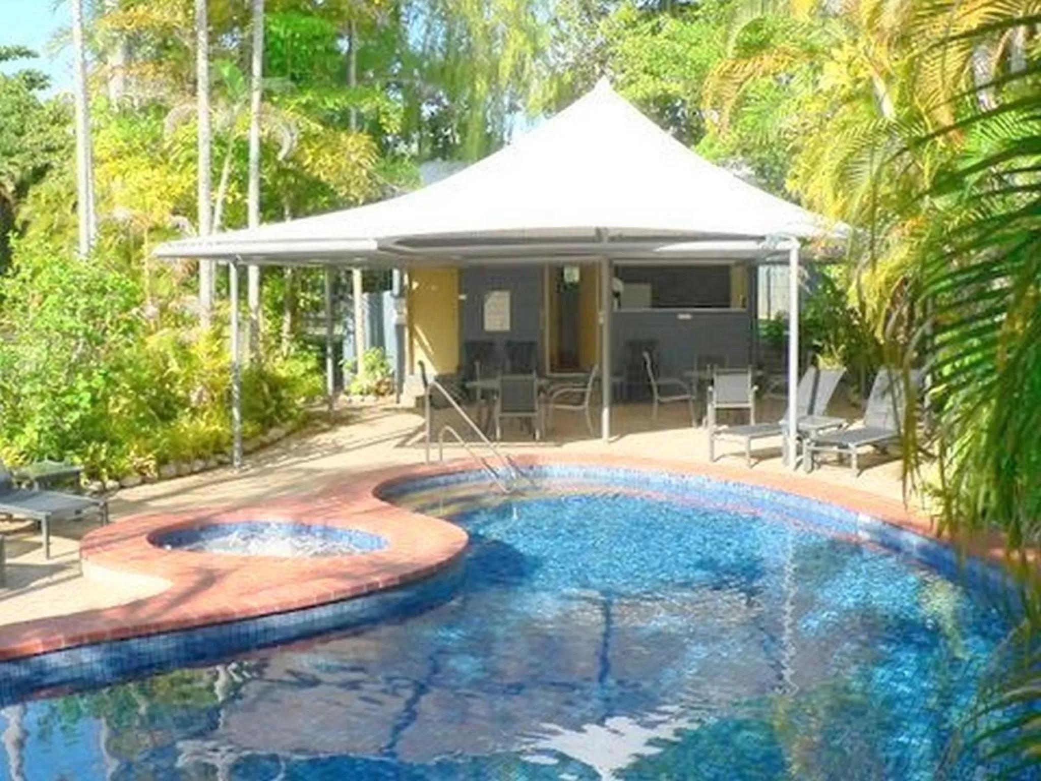 Swimming pool in Mango Tree Holiday Apartments