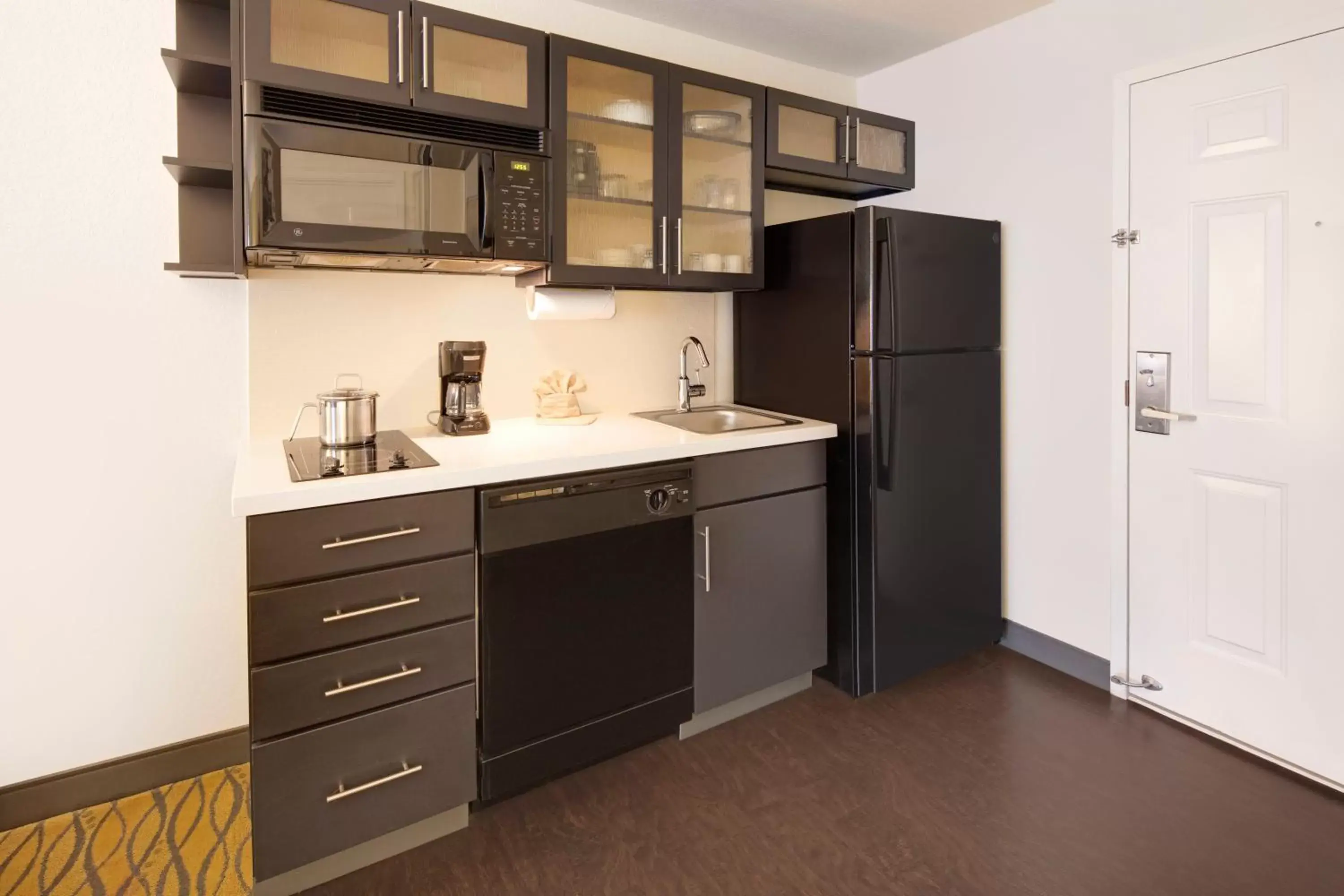 Queen Studio - Disability Access Tub in Candlewood Suites Rogers-Bentonville by IHG Queen Studio - Disability Access Tub in Candlewood Suites Rogers-Bentonville by IHG