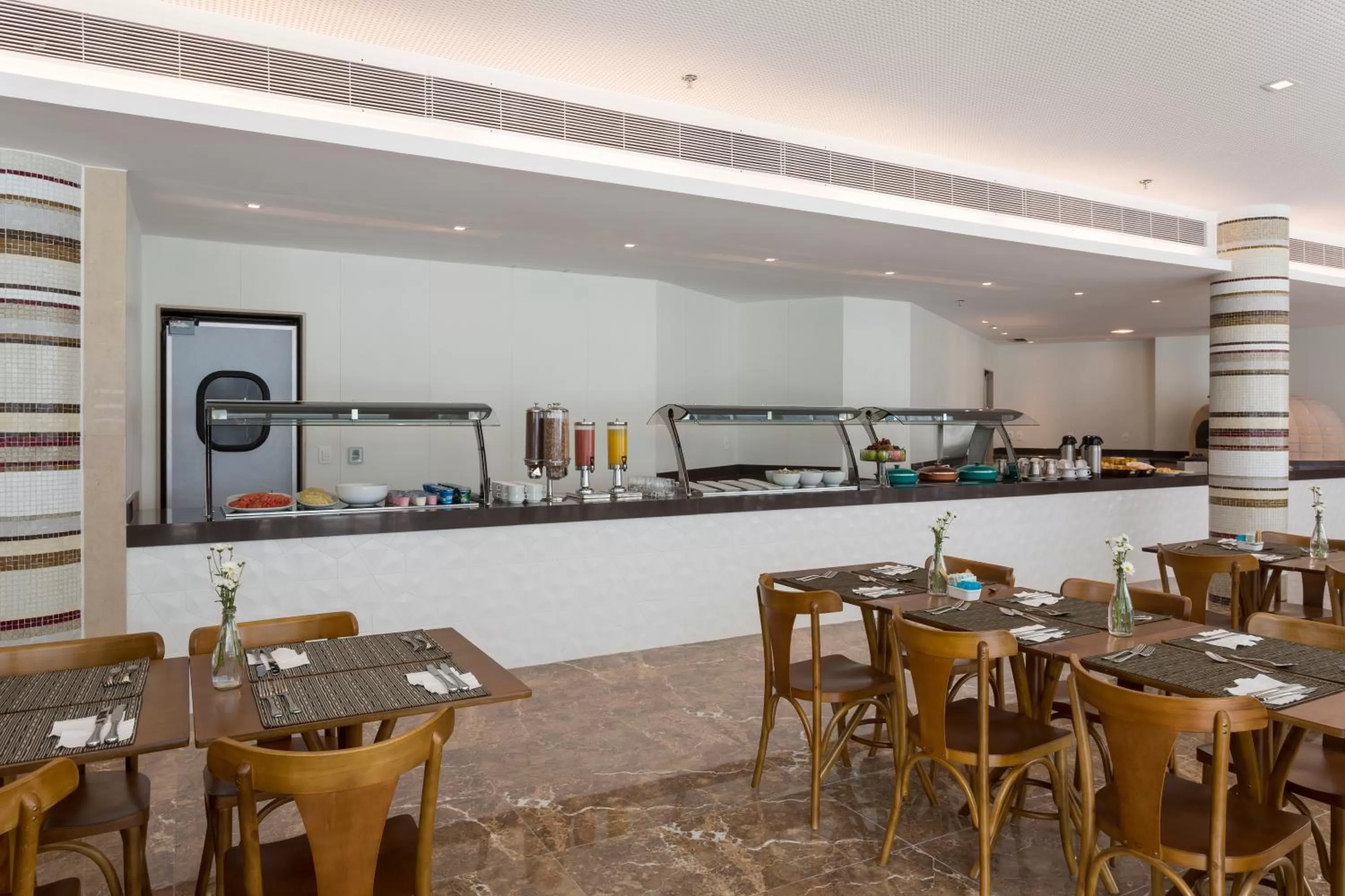 Restaurant/places to eat in Sleep Inn Praia do Canto