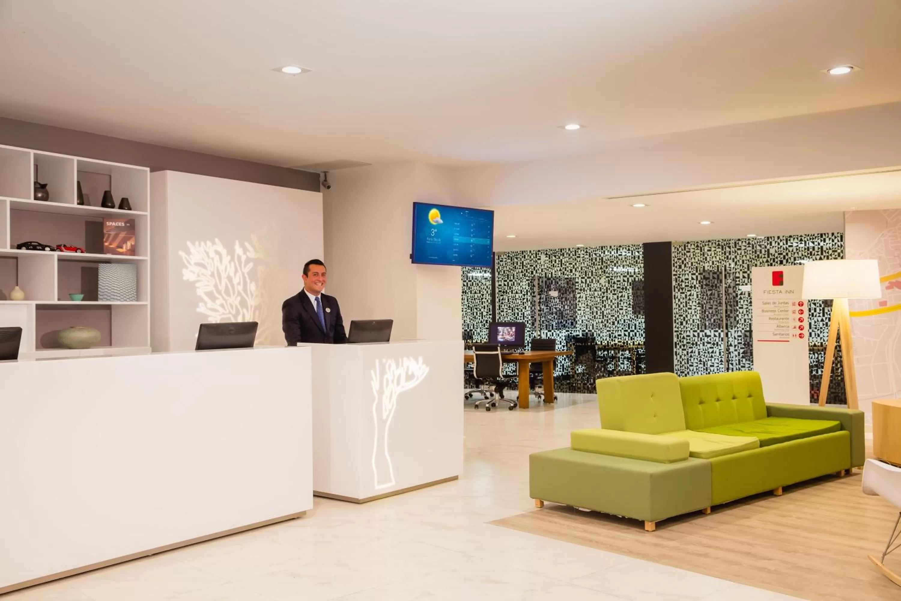 Lobby or reception in Fiesta Inn Express Perinorte