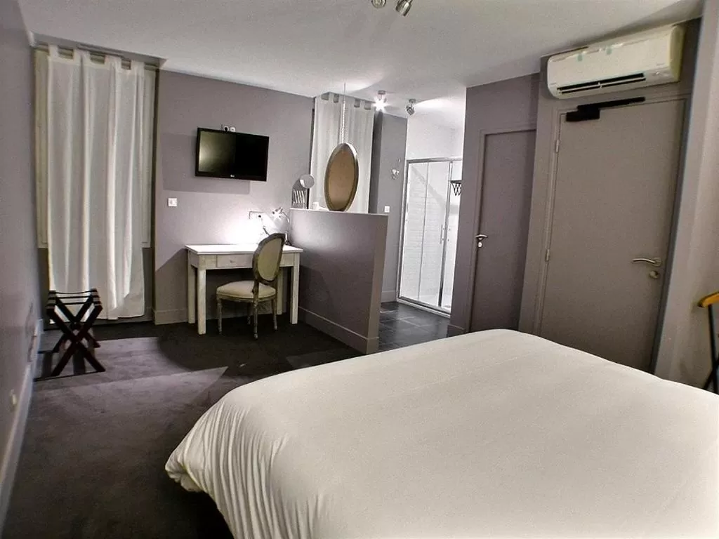 Photo of the whole room, Bed in Hôtel 19'Cent