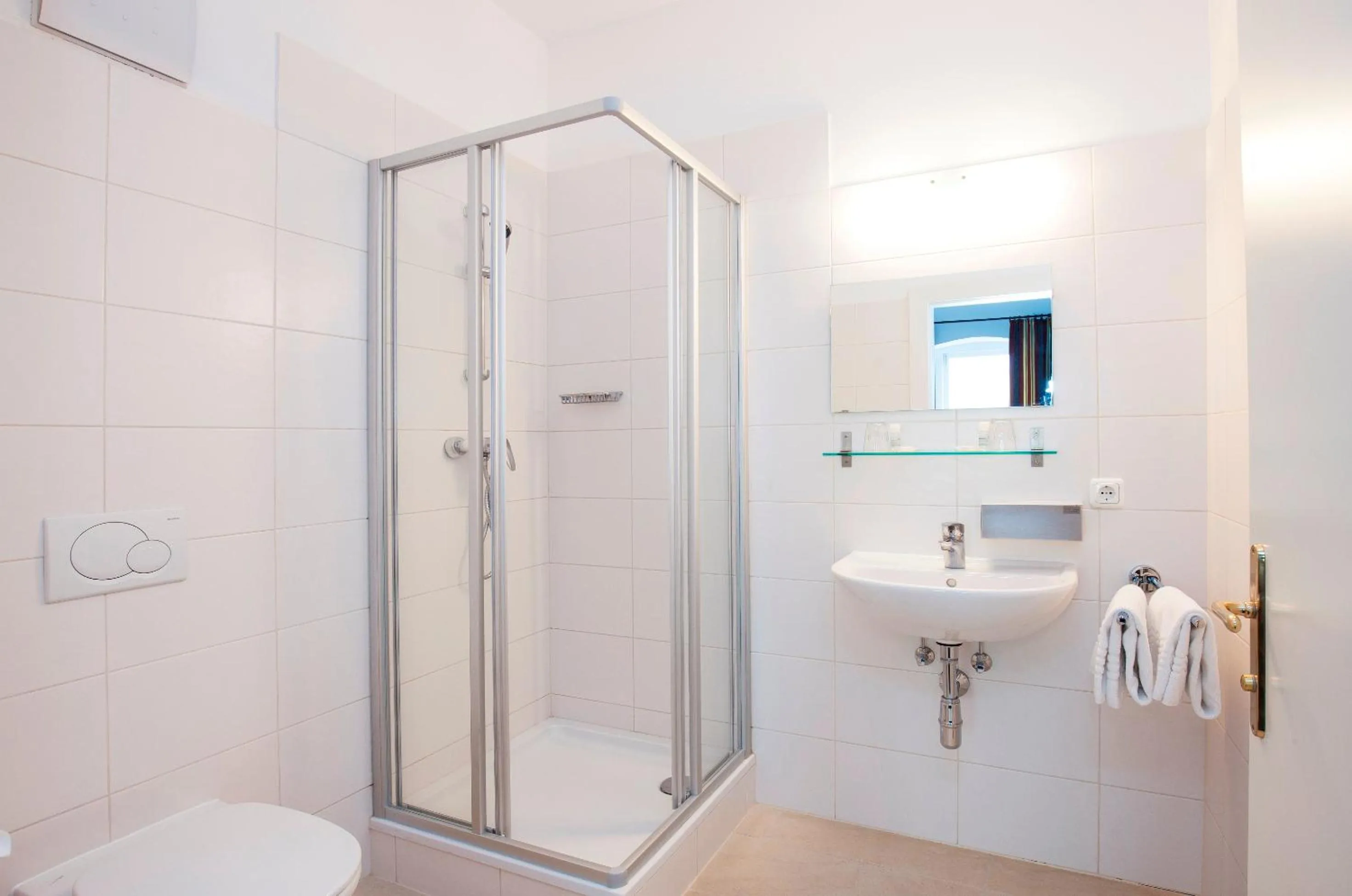 Bathroom in Keramikhotel Goldener Brunnen