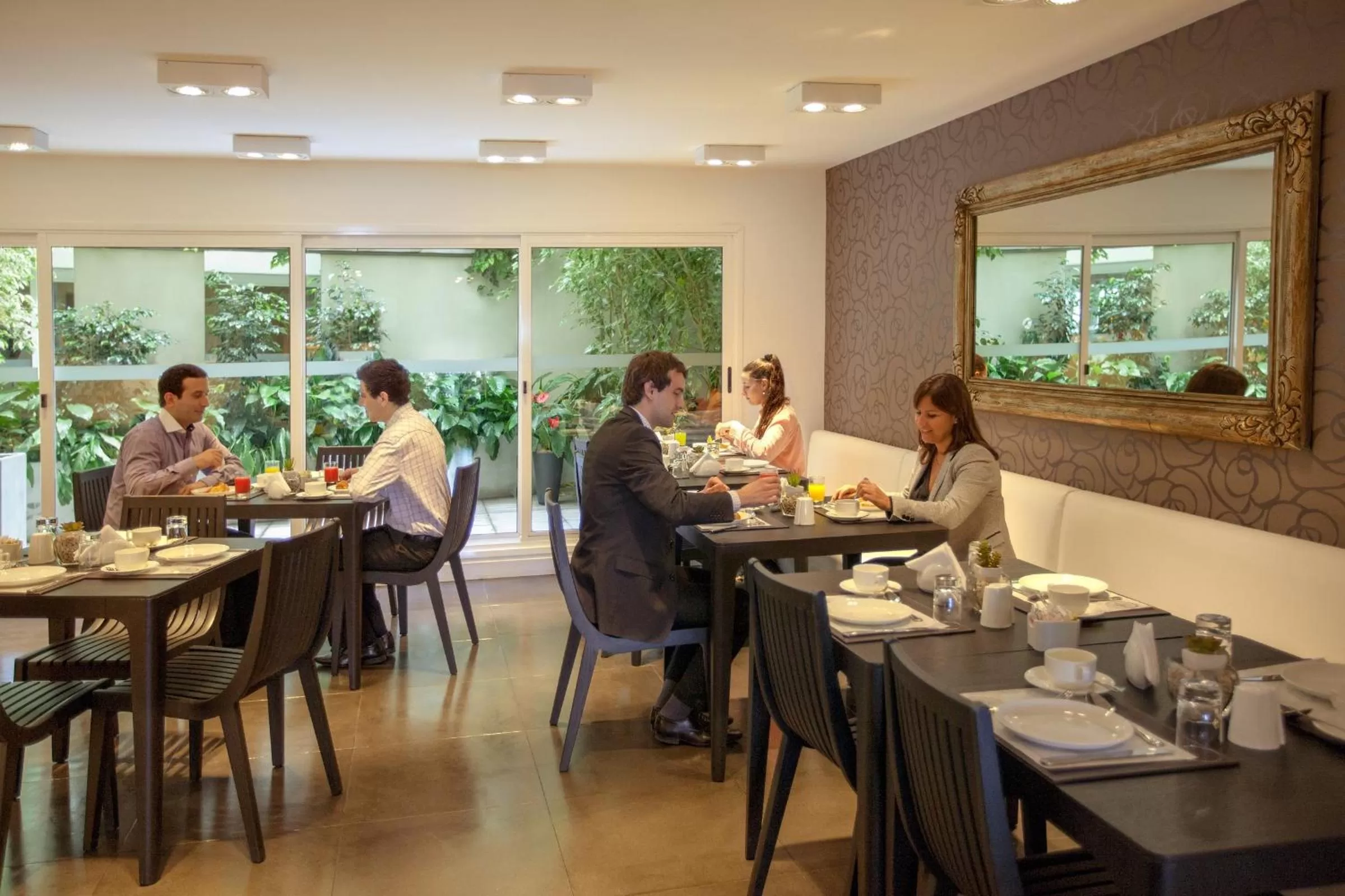 Restaurant/places to eat in Mercure Montevideo Punta Carretas