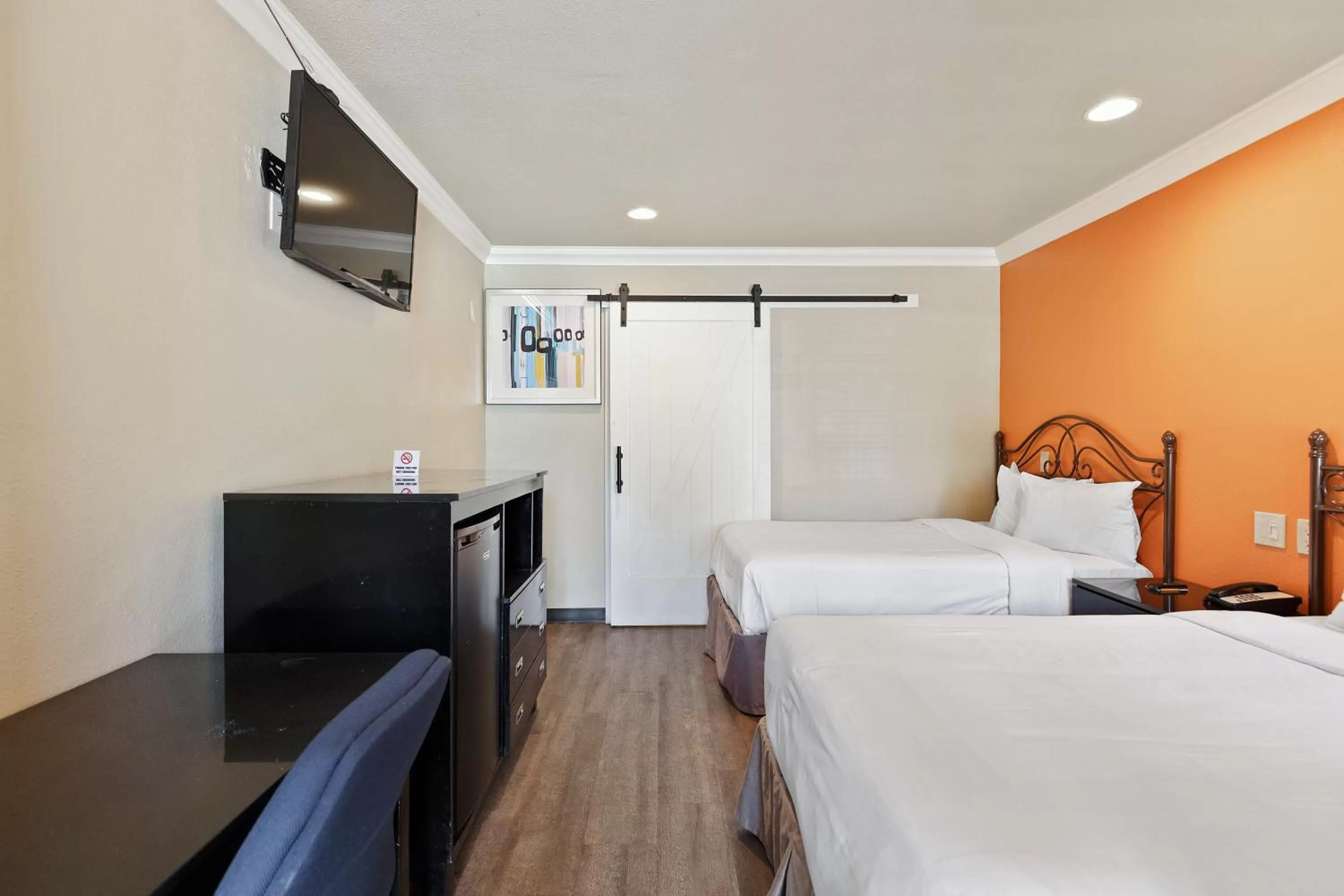 Living room, Bed in Le Blanc Inn & Suites