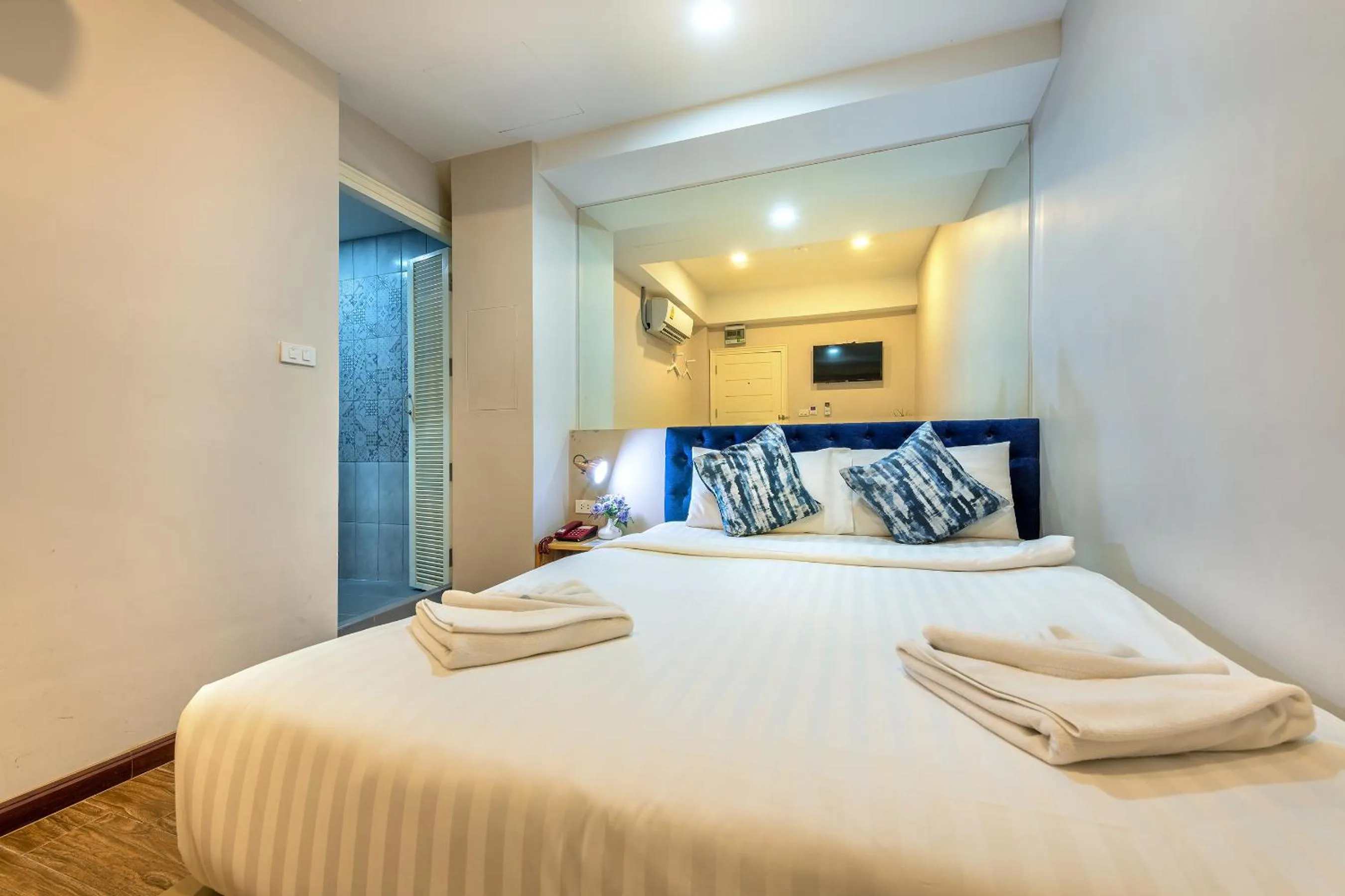 Bedroom, Bed in De Lavender Bangkok Hotel