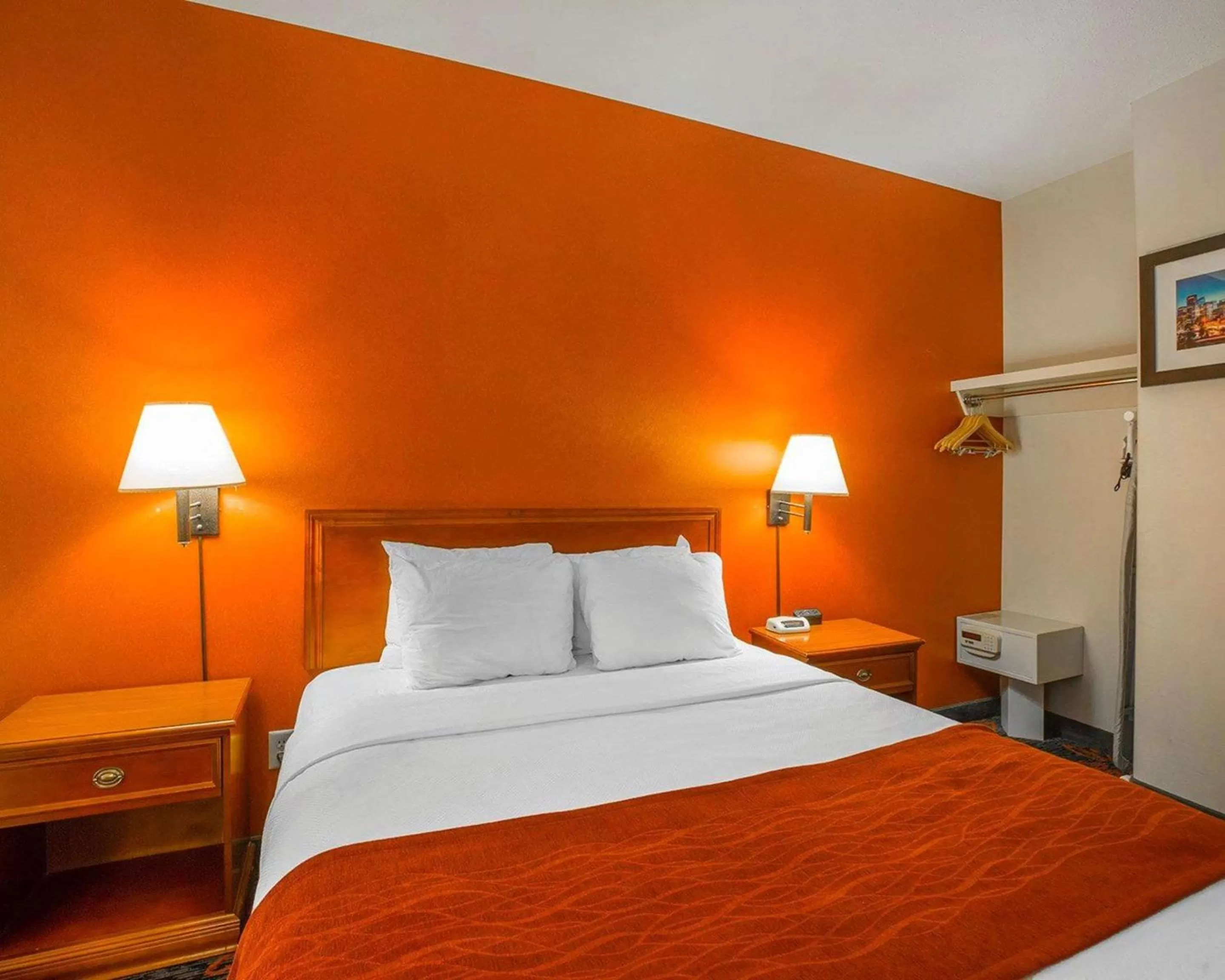 Photo of the whole room, Bed in Comfort Inn & Suites University