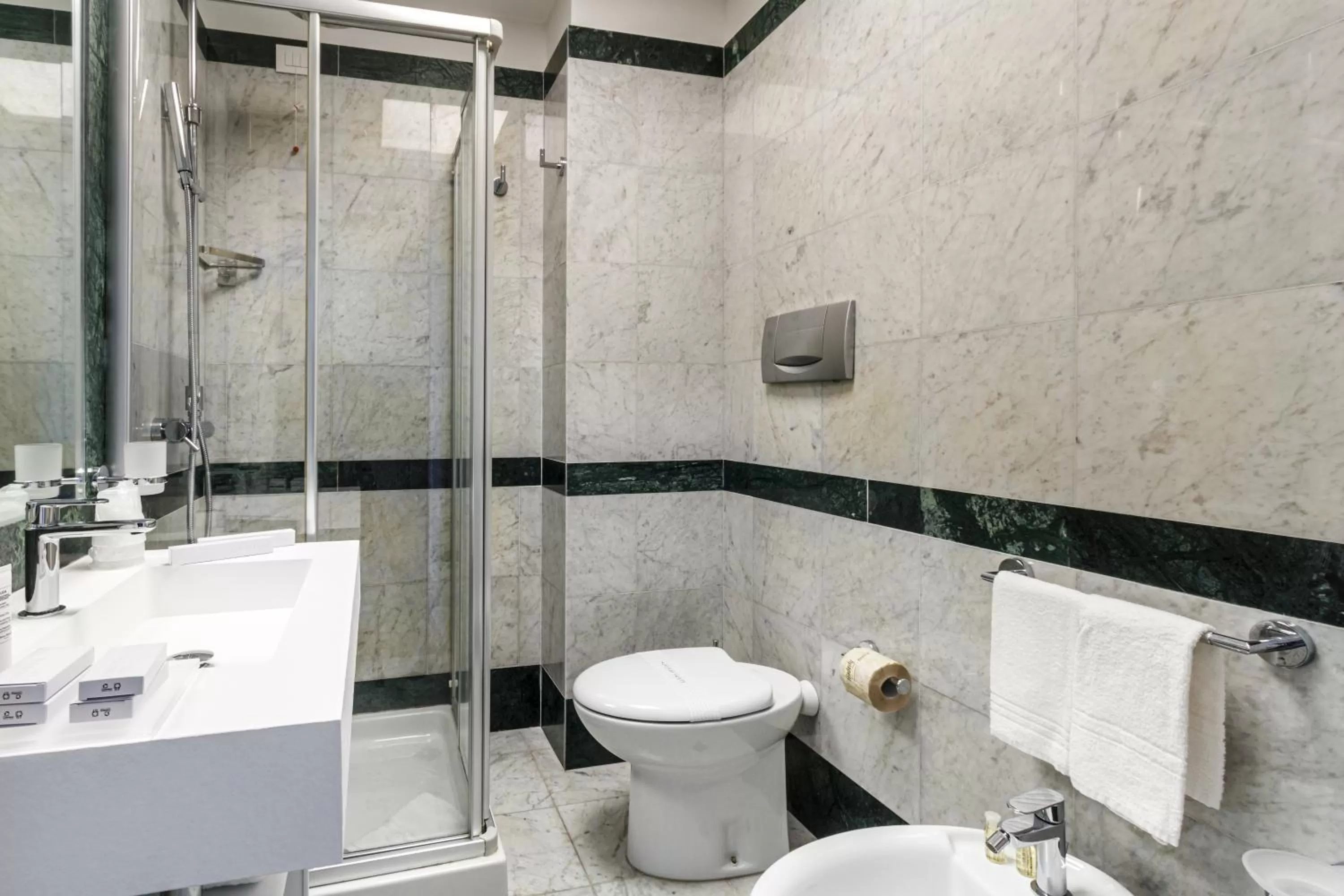 Shower in Seawater Hotel Bio & Beauty Spa