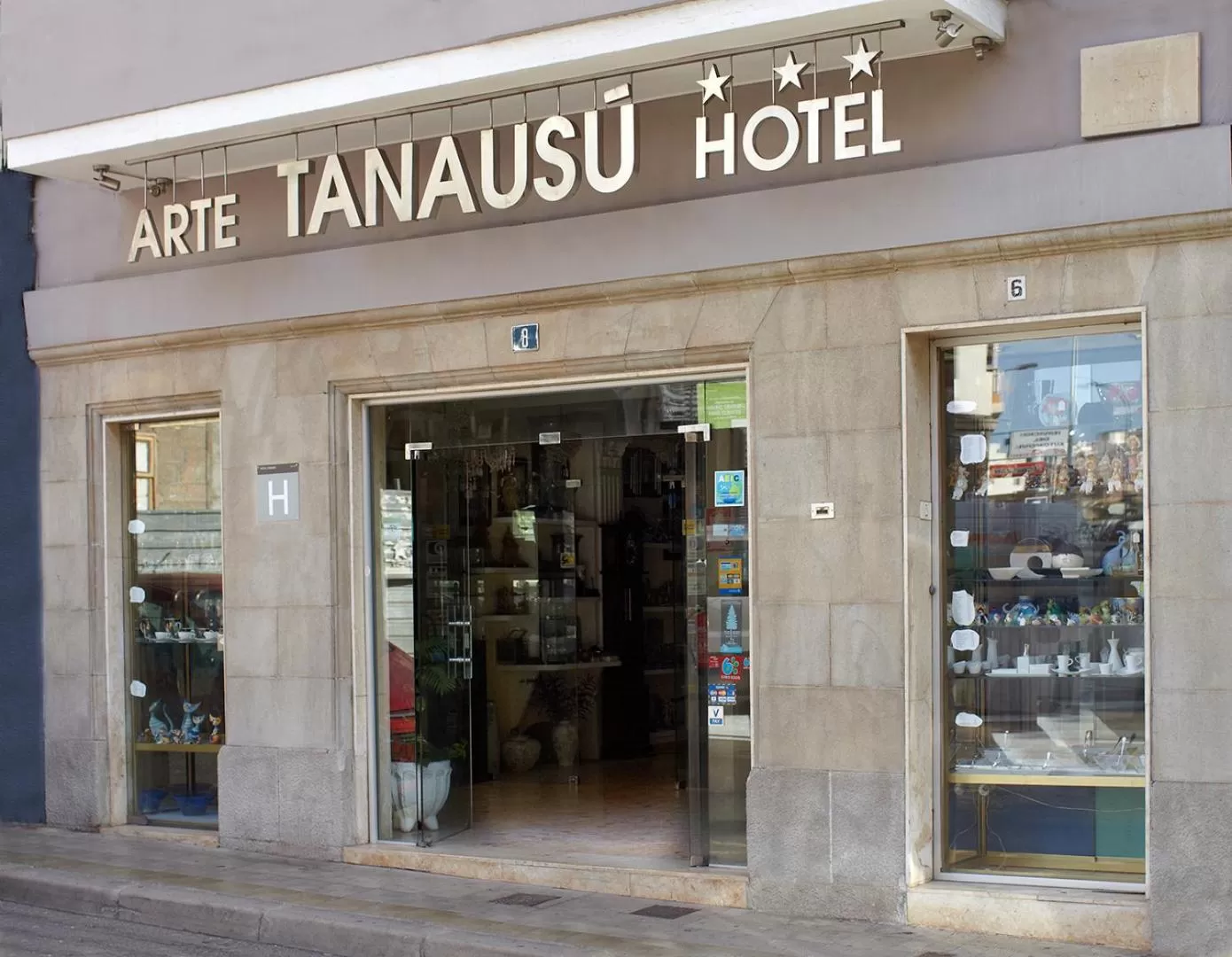 Facade/entrance in Hotel Tanausu