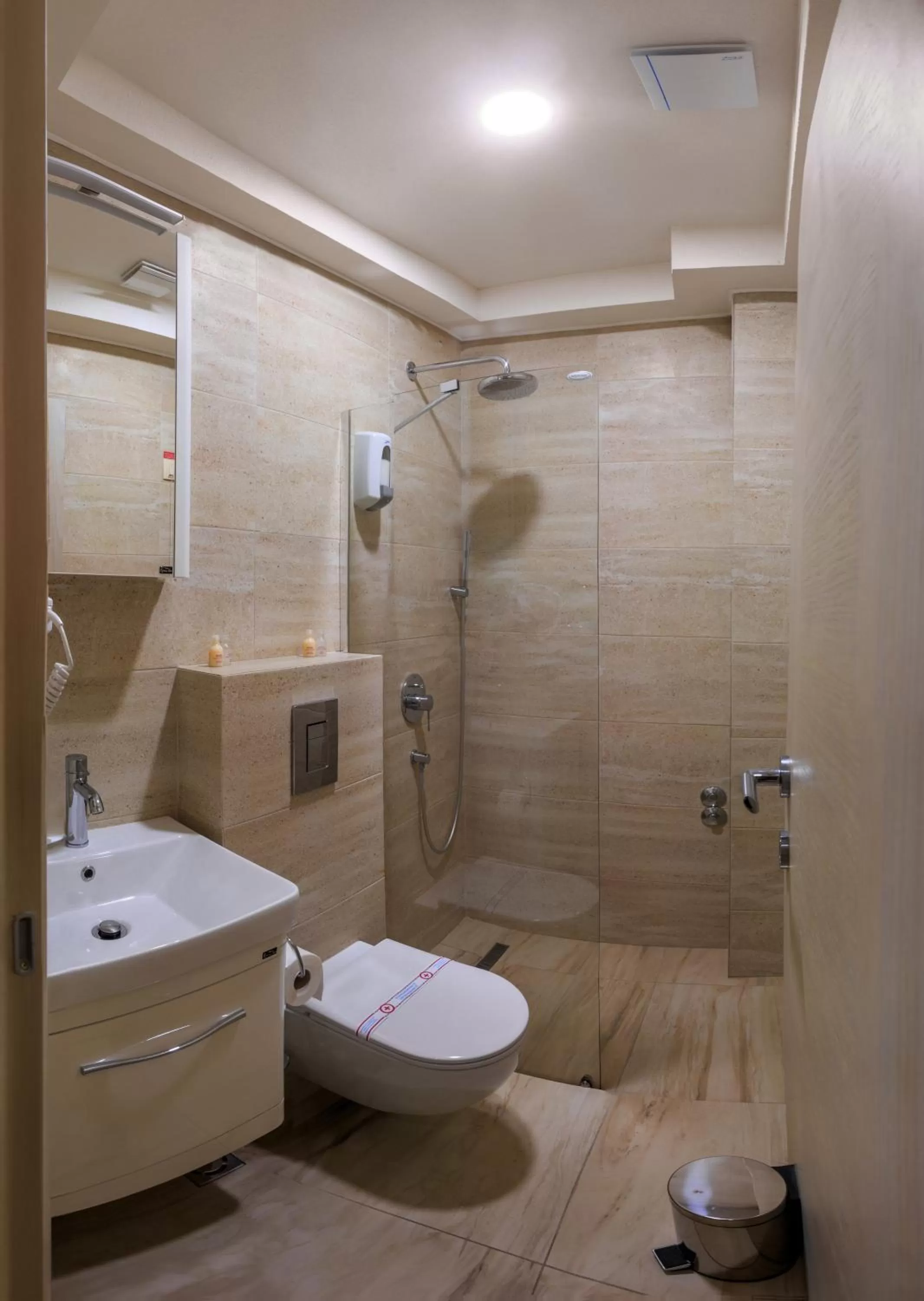 Toilet, Bathroom in Hotel Maksim