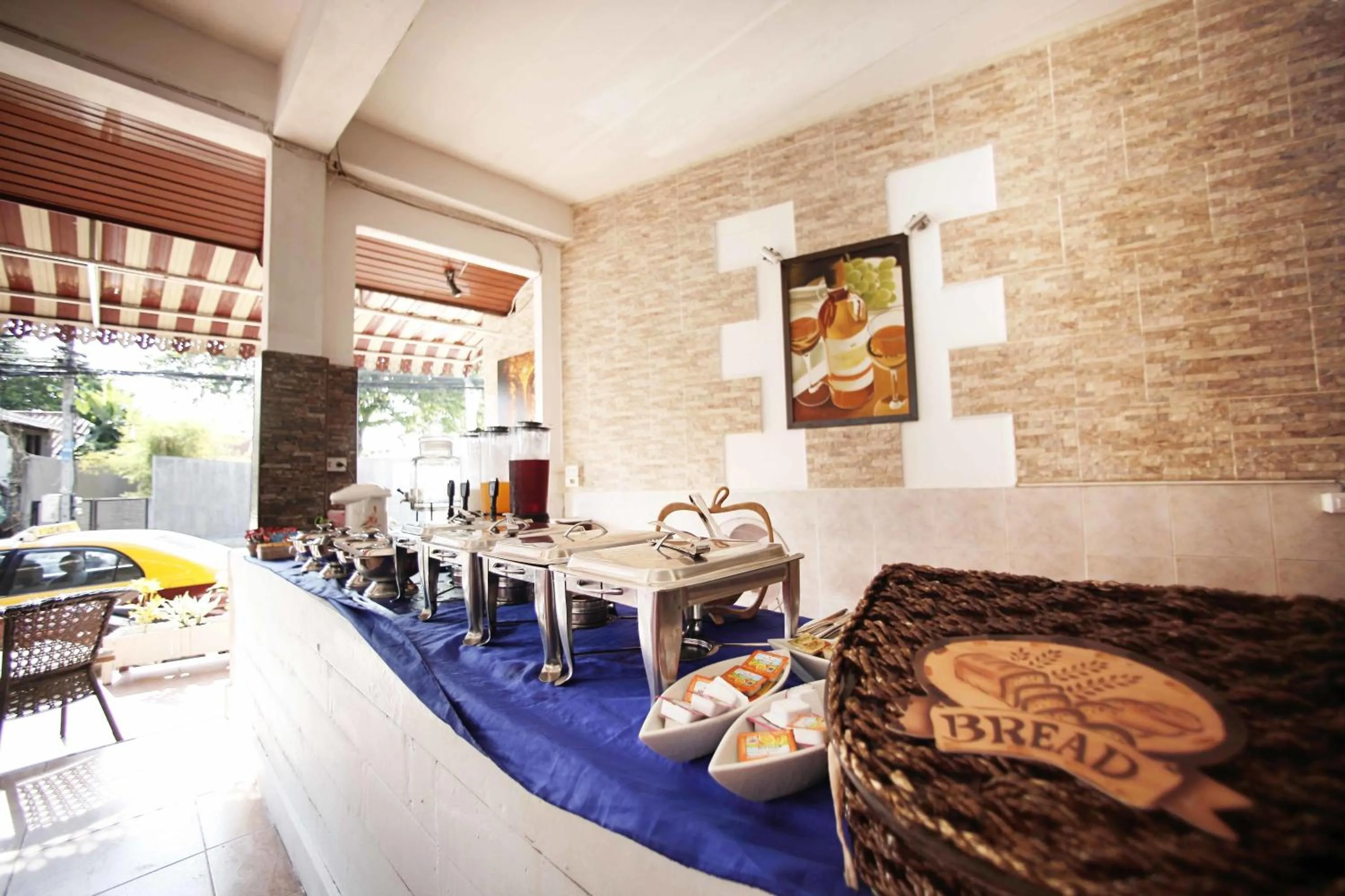 Restaurant/places to eat in Lotus Friendly Hotel