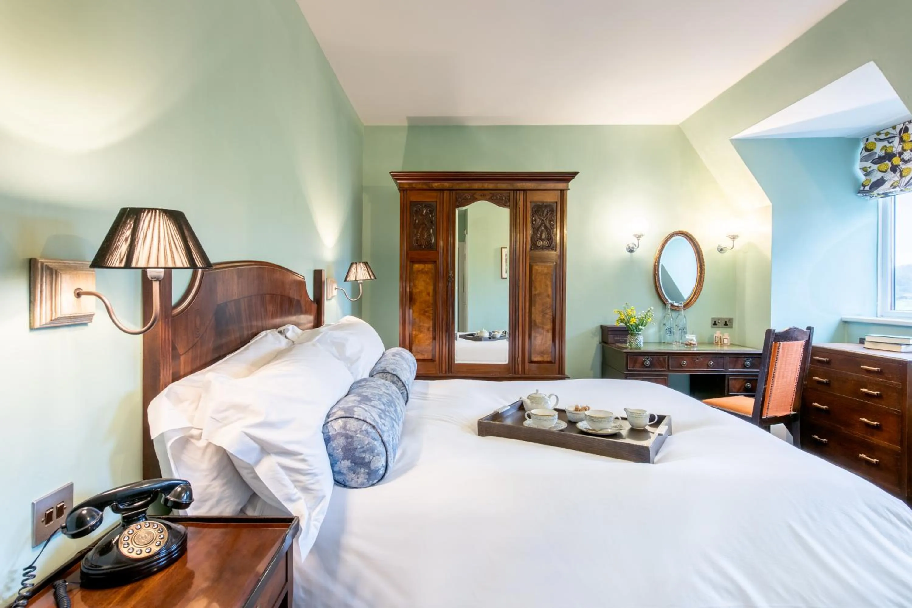 Photo of the whole room, Bed in Burley Manor