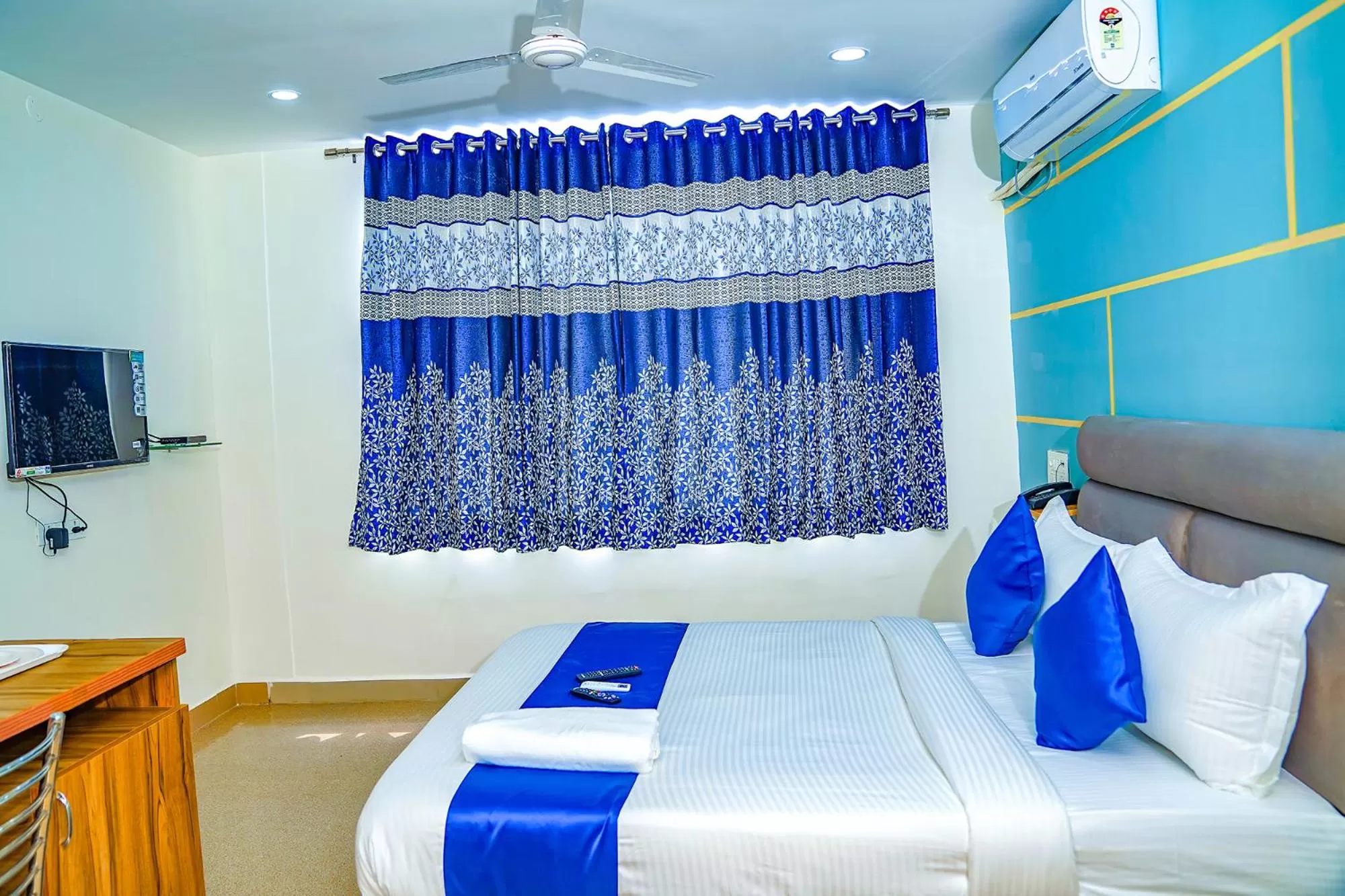 TV and multimedia, Bed in FabHotel JKC Grand