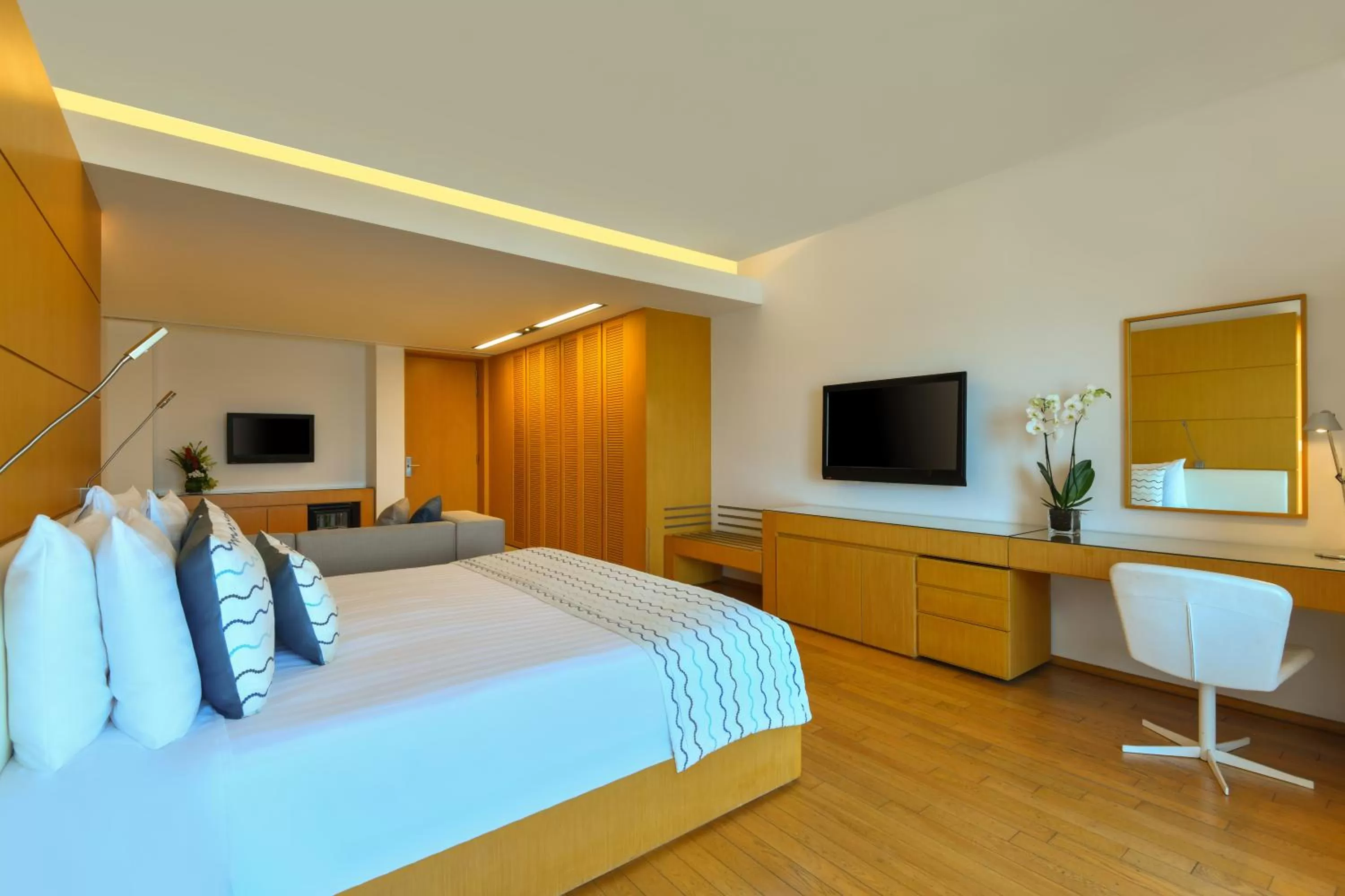 TV and multimedia, Bed in Kempinski Hotel Aqaba