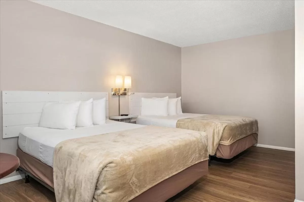 Shower, Bed in Beach Bum West-O Motel