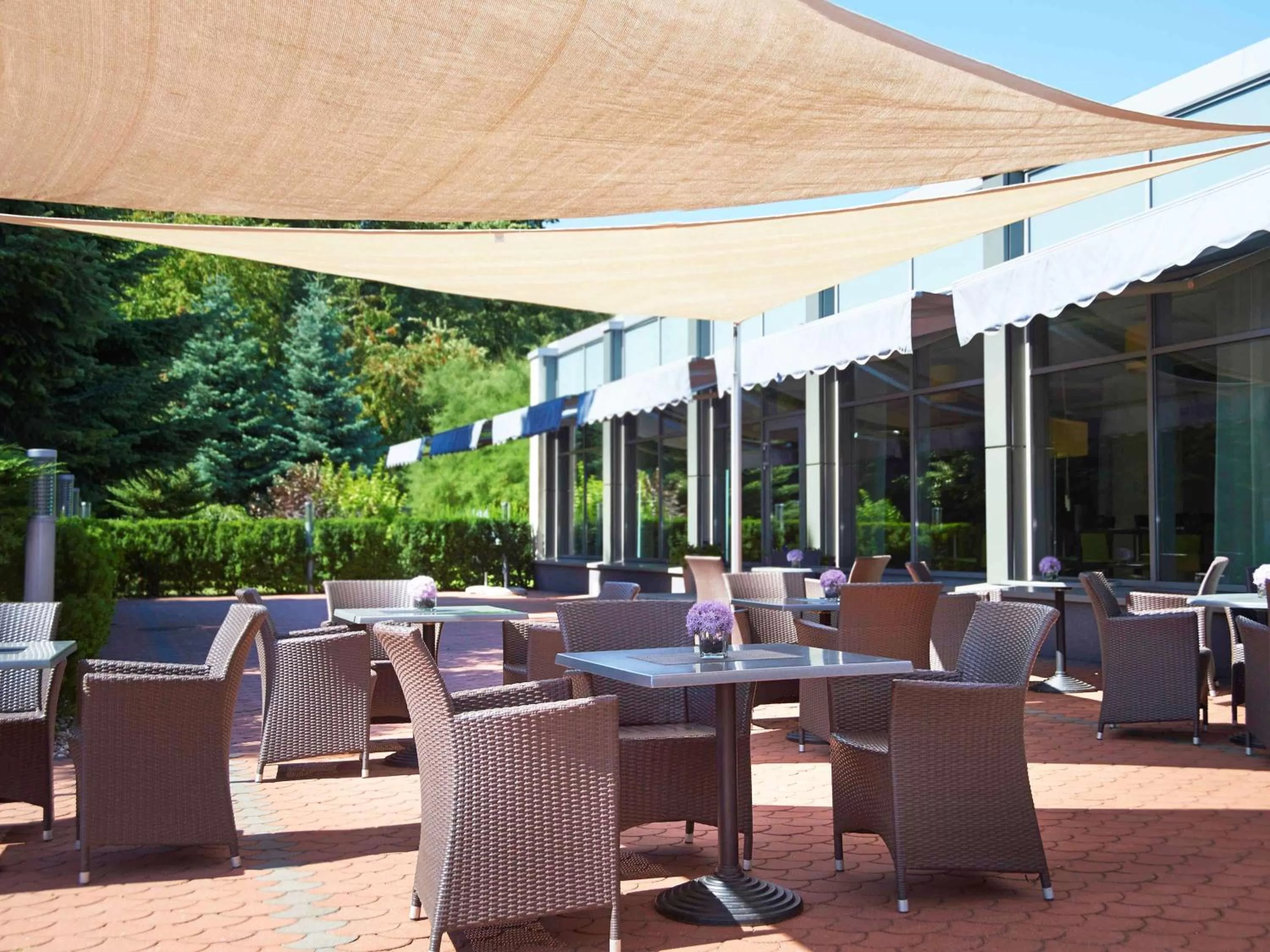 Restaurant/places to eat in Novotel Poznań Malta