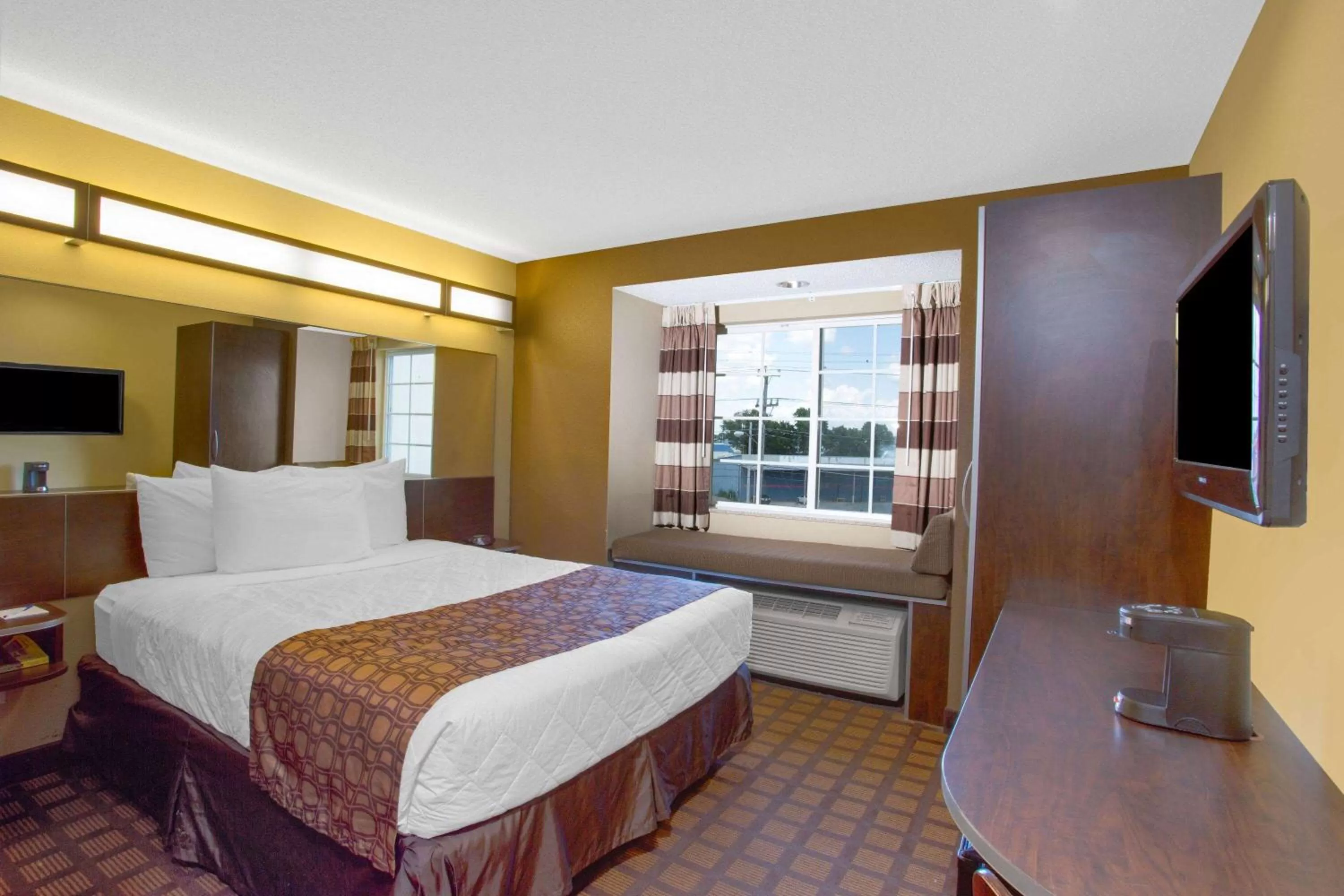 Photo of the whole room, Bed in Microtel Inn & Suites by Wyndham Harrisonburg