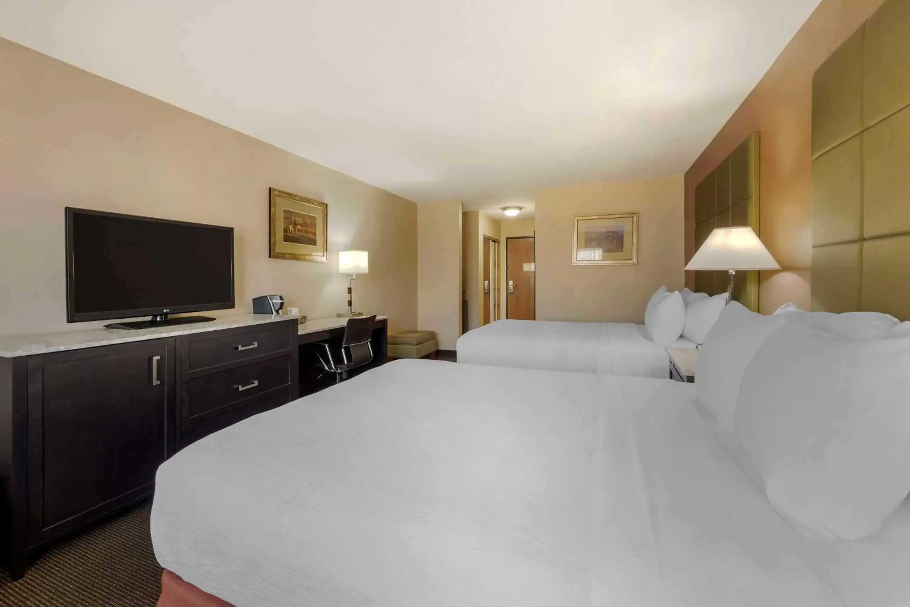 Queen Room with Two Queen Beds - Non Smoking in Best Western Plus Country Inn & Suites Queen Room with Two Queen Beds - Non Smoking in Best Western Plus Country Inn & Suites