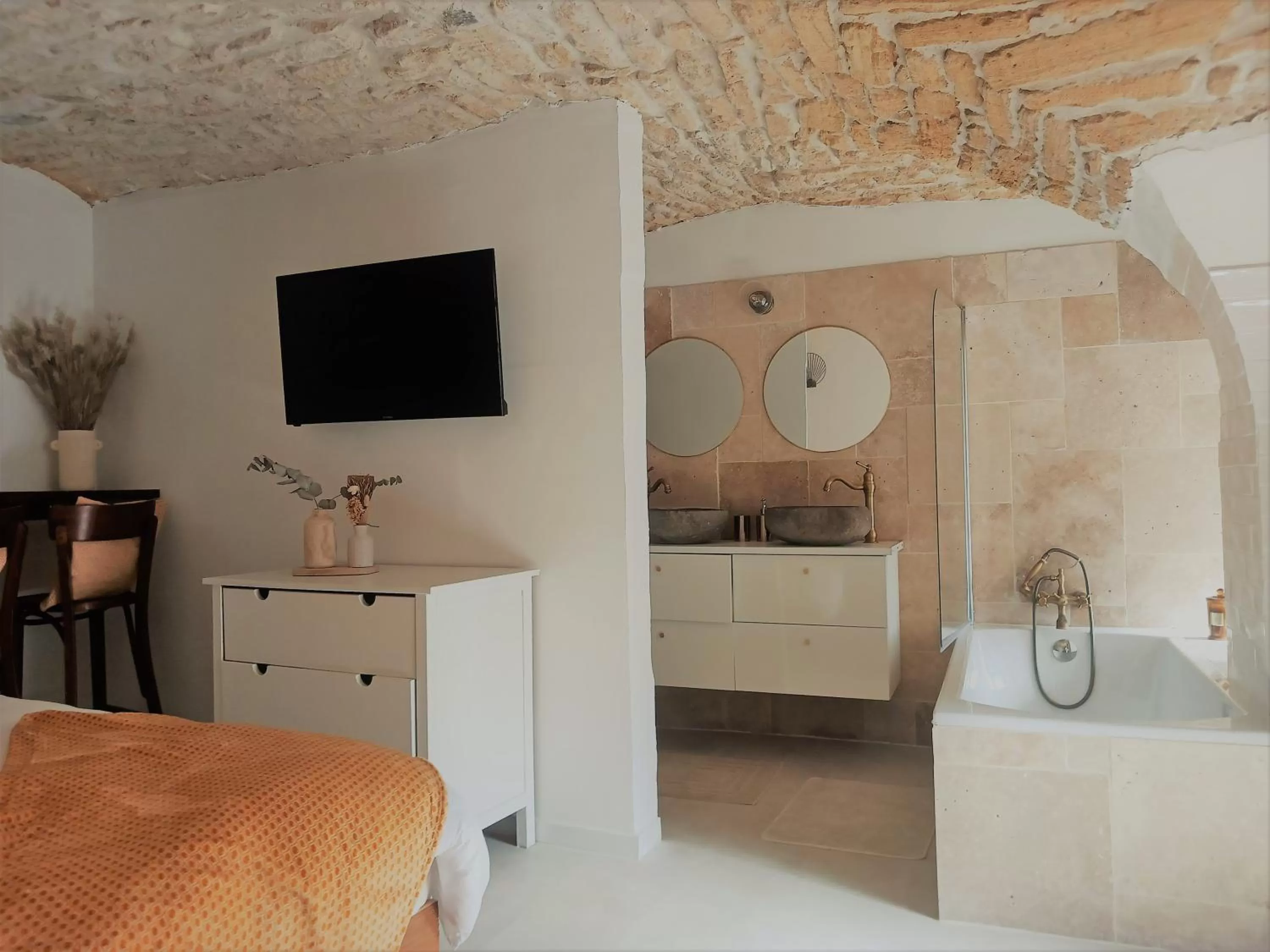 Bathroom, TV/Entertainment Center in La Cachette