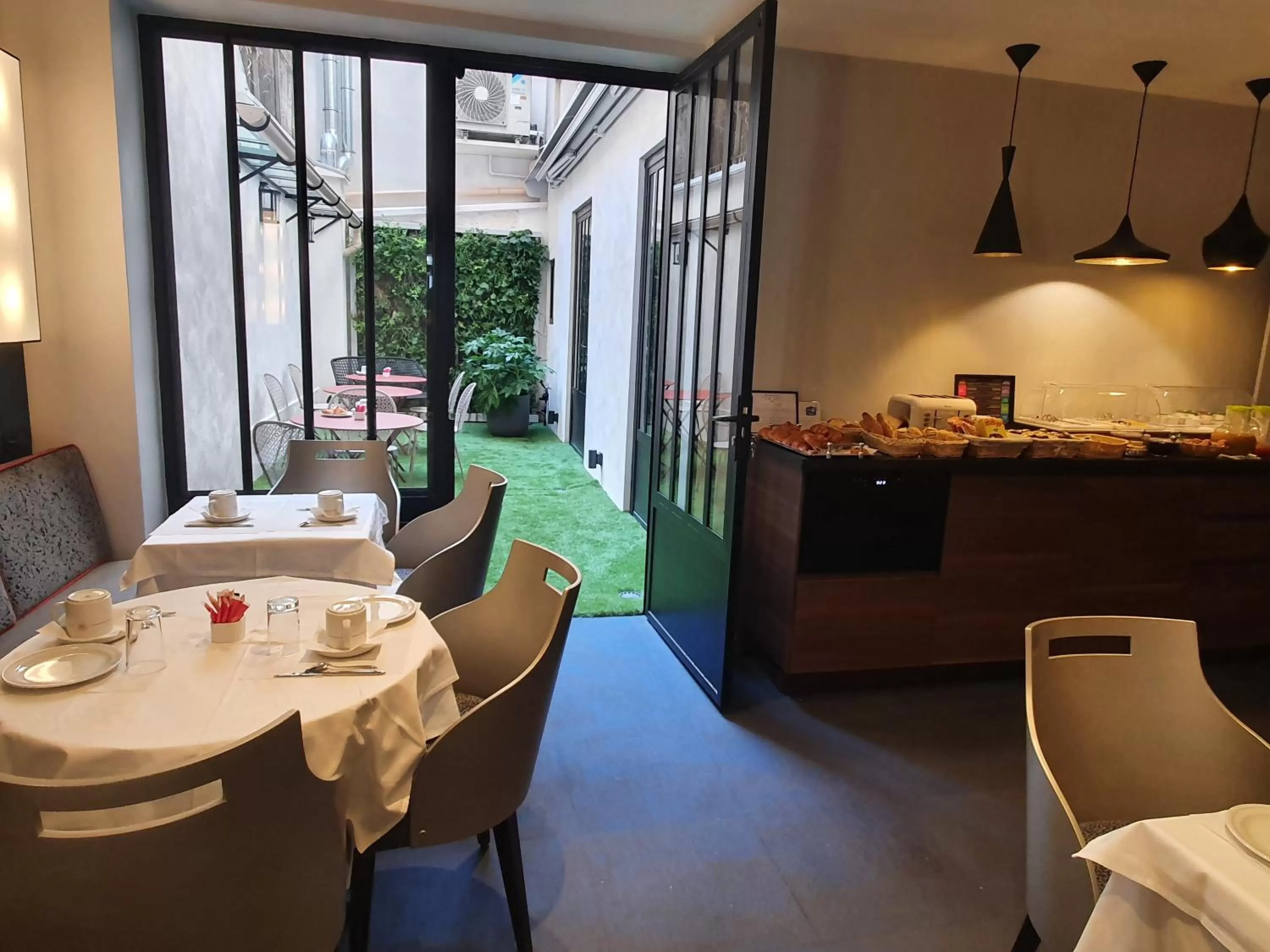 Buffet breakfast in Hôtel Harvey