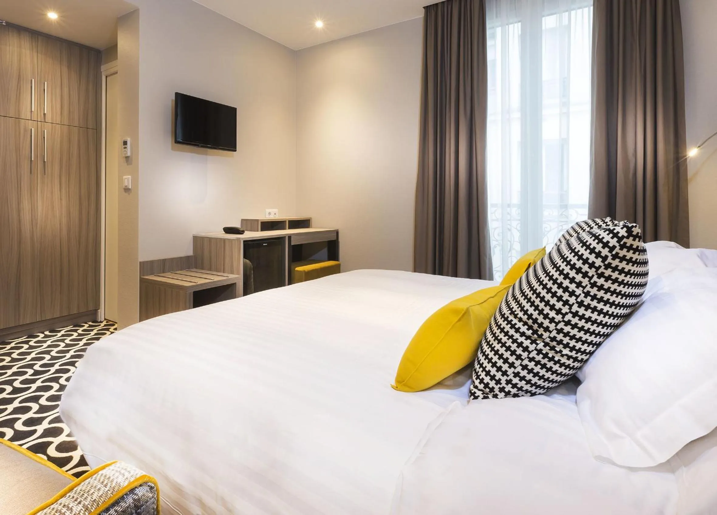 TV and multimedia, Bed in Hôtel International Paris