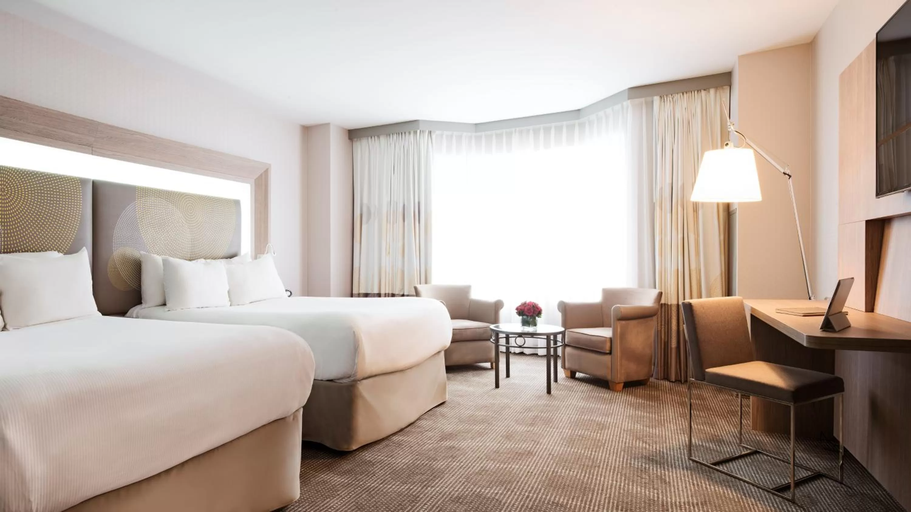 Photo of the whole room, Bed in Novotel Montreal Center