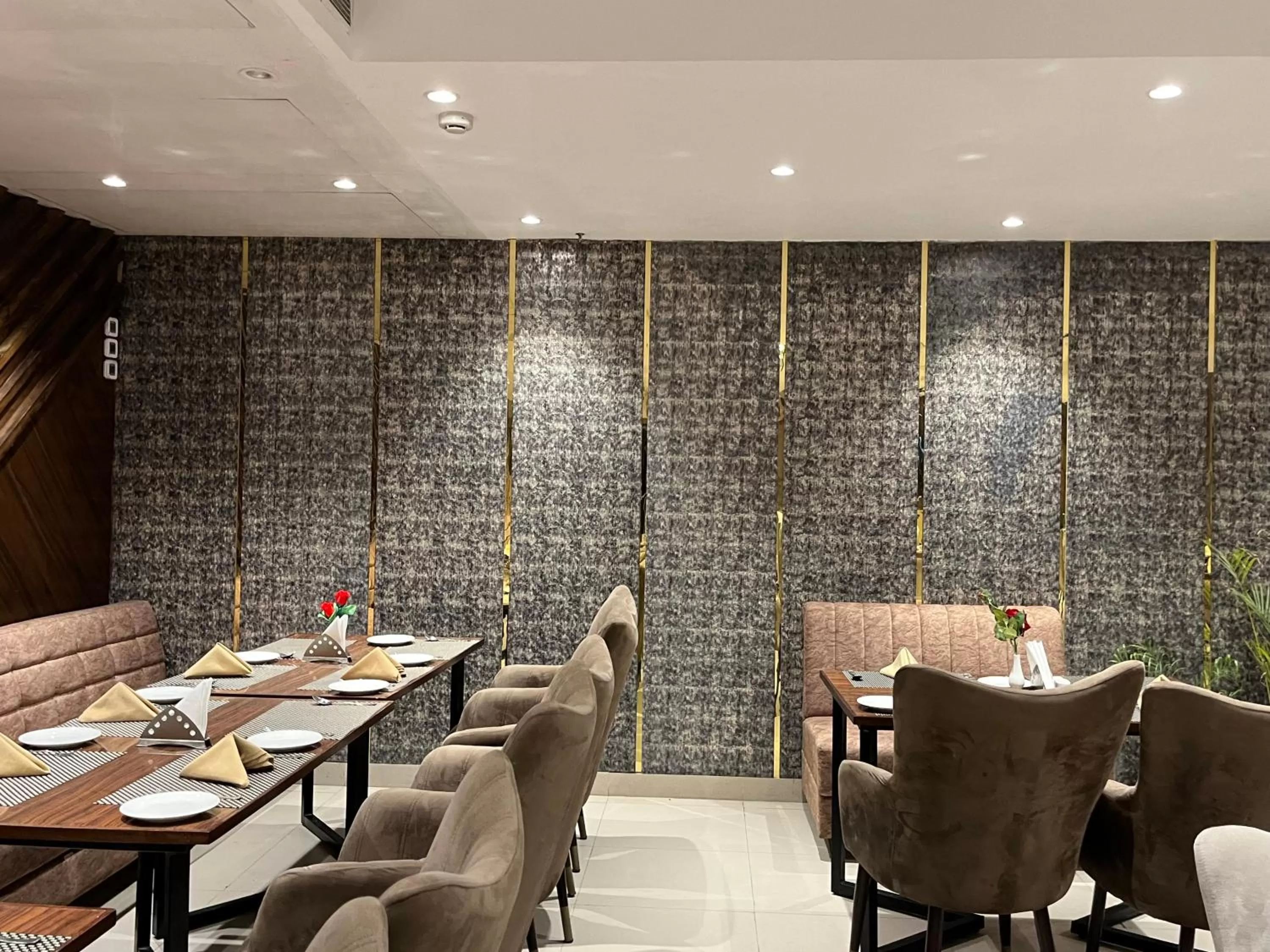 Restaurant/places to eat in RRV Hotel