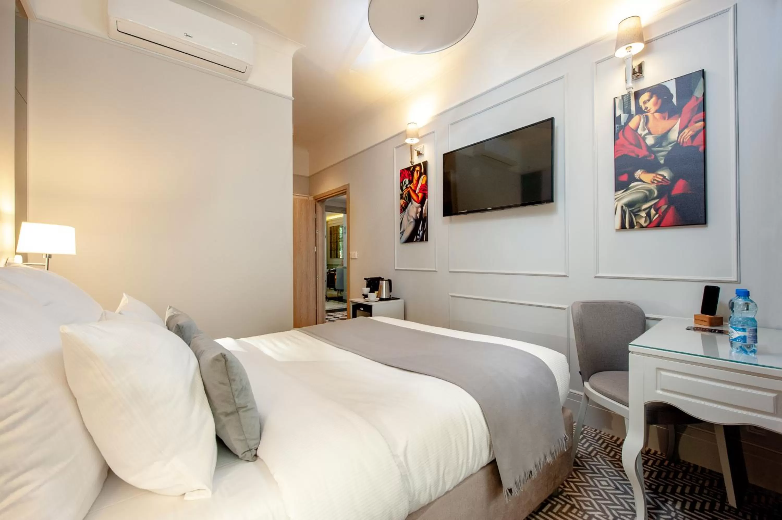 Bed in Amber Design Residence