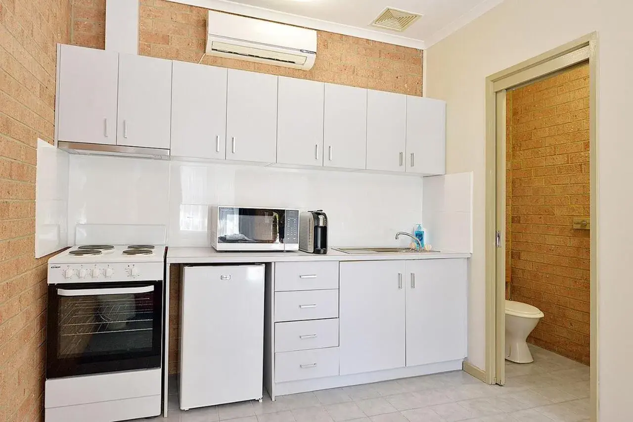 Triple Room in Cranbourne Motor Inn Triple Room in Cranbourne Motor Inn