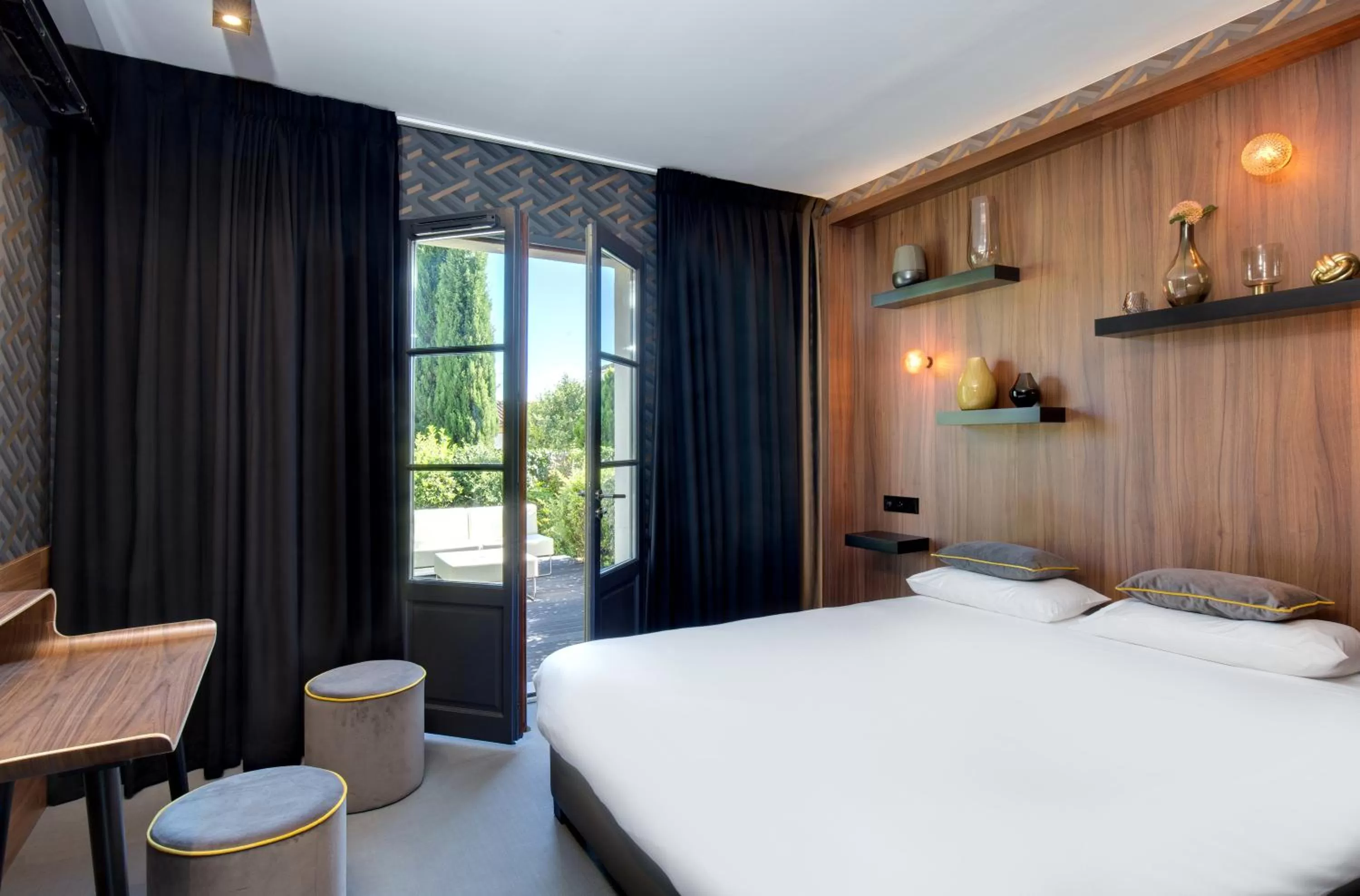 Photo of the whole room, Bed in Hôtel Montmorency & Spa