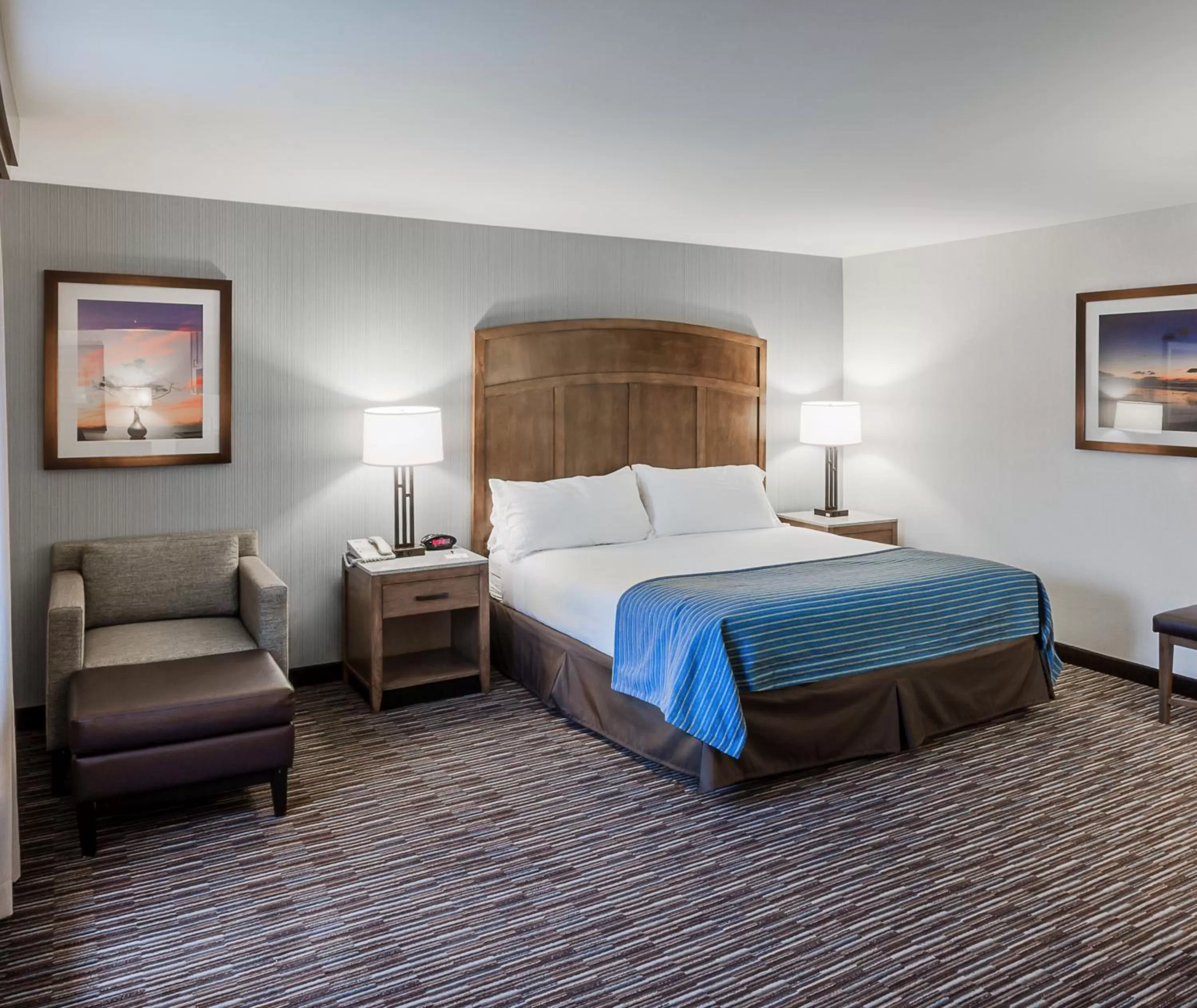 Bedroom, Bed in Holiday Inn Express & Suites Carpinteria by IHG