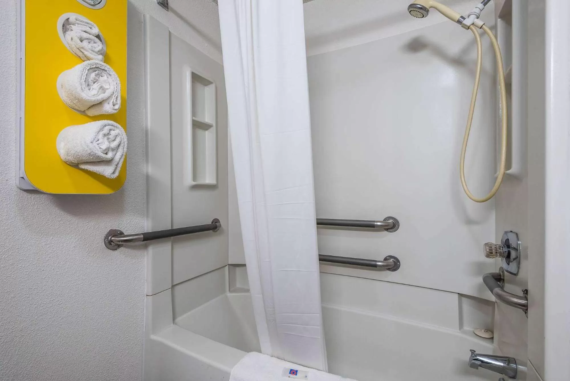 Bathroom in Motel 6-Bridgeview, IL