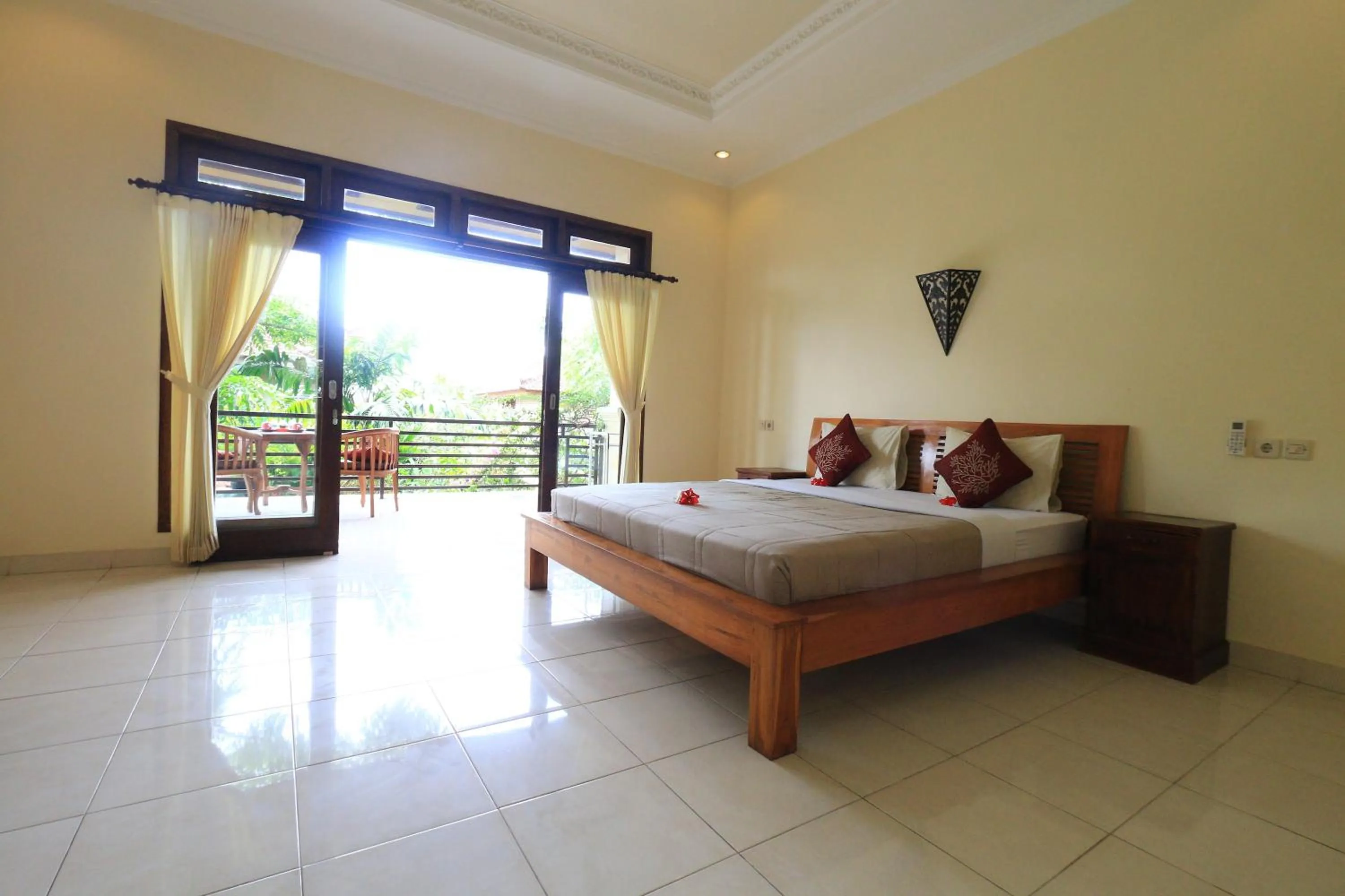 Photo of the whole room, Bed in Frangipani Bungalow